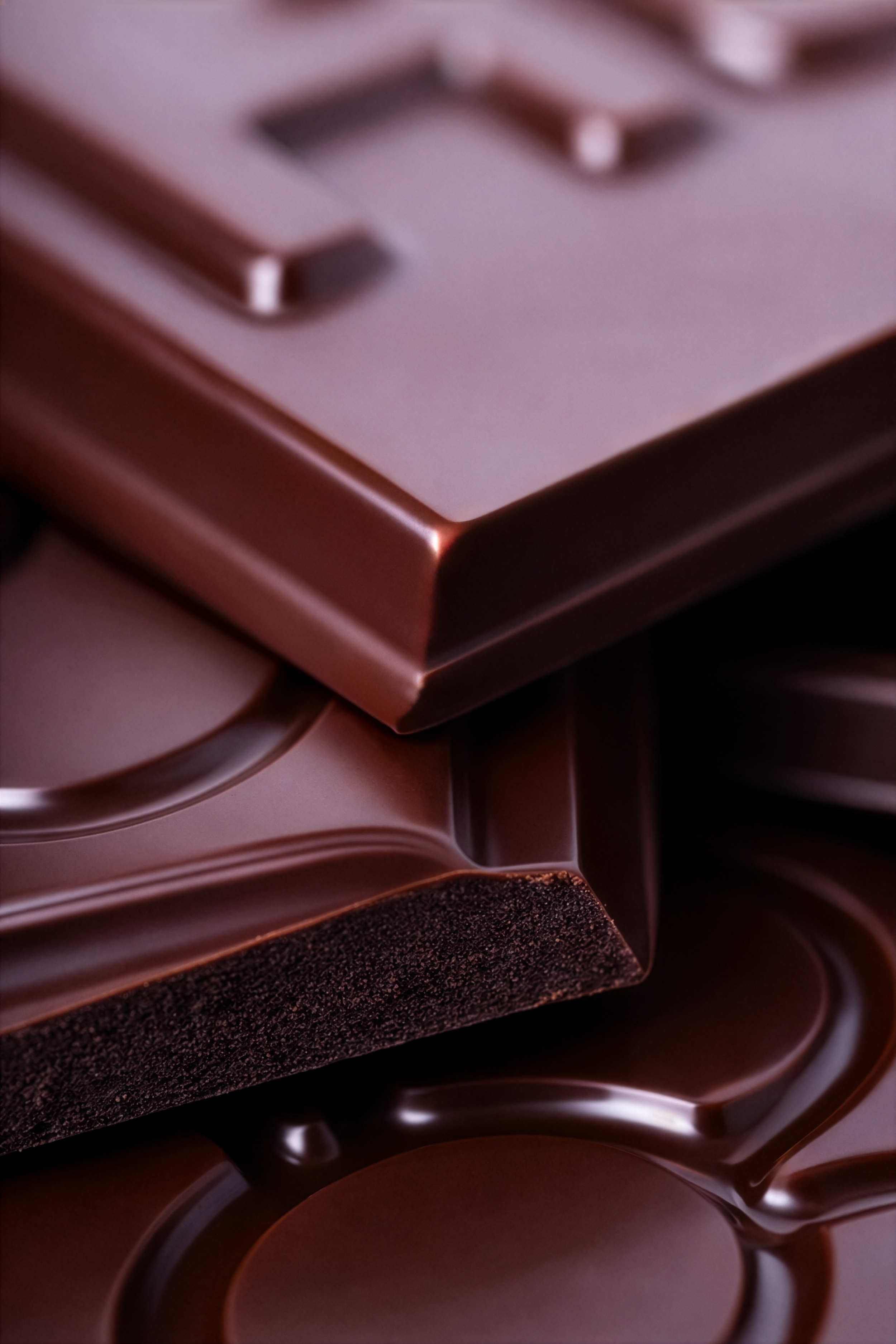 Close-up de barras de chocolate oscuro apiladas.