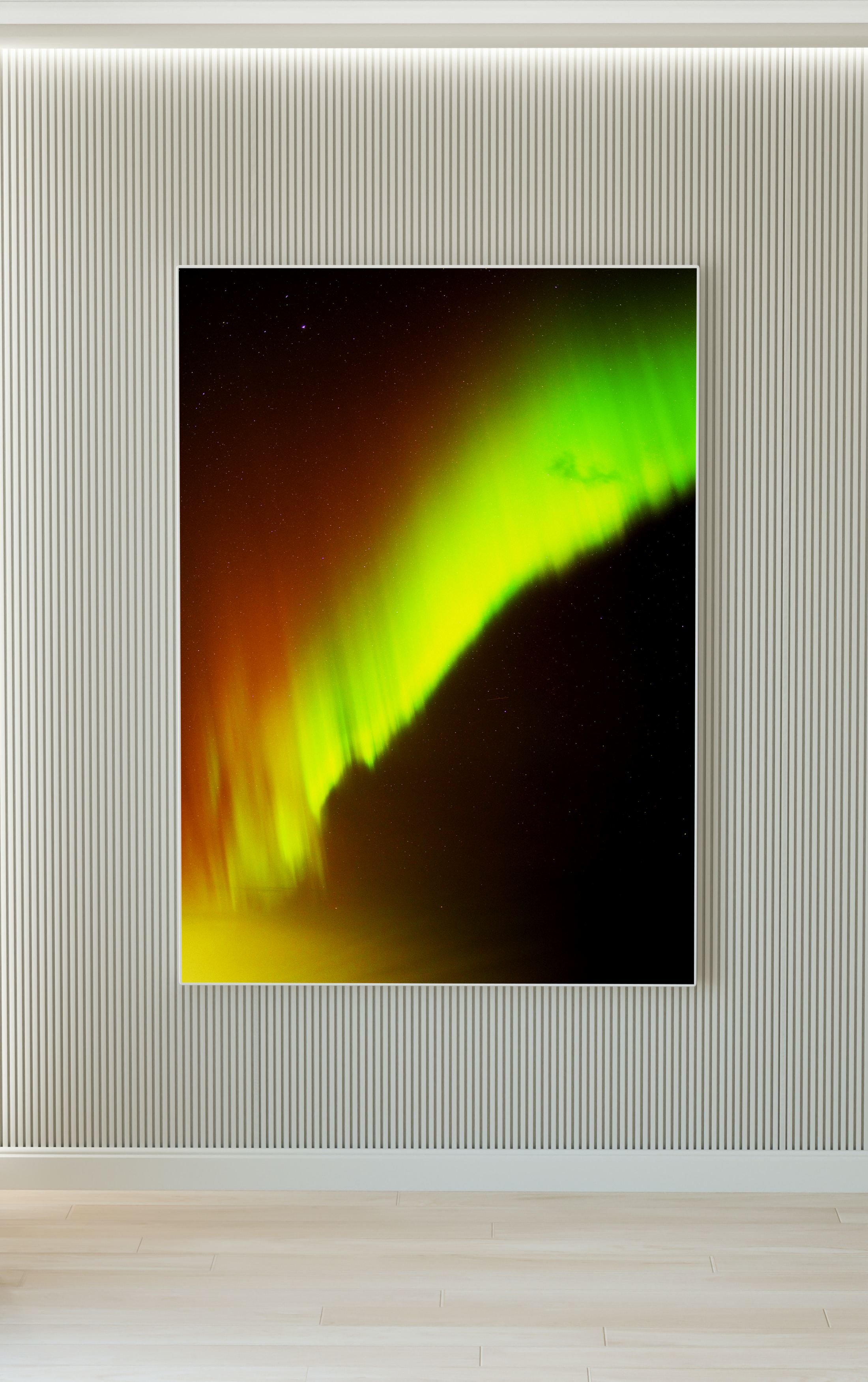 Cartel en la pared con una imagen de la aurora boreal en el cielo nocturno.