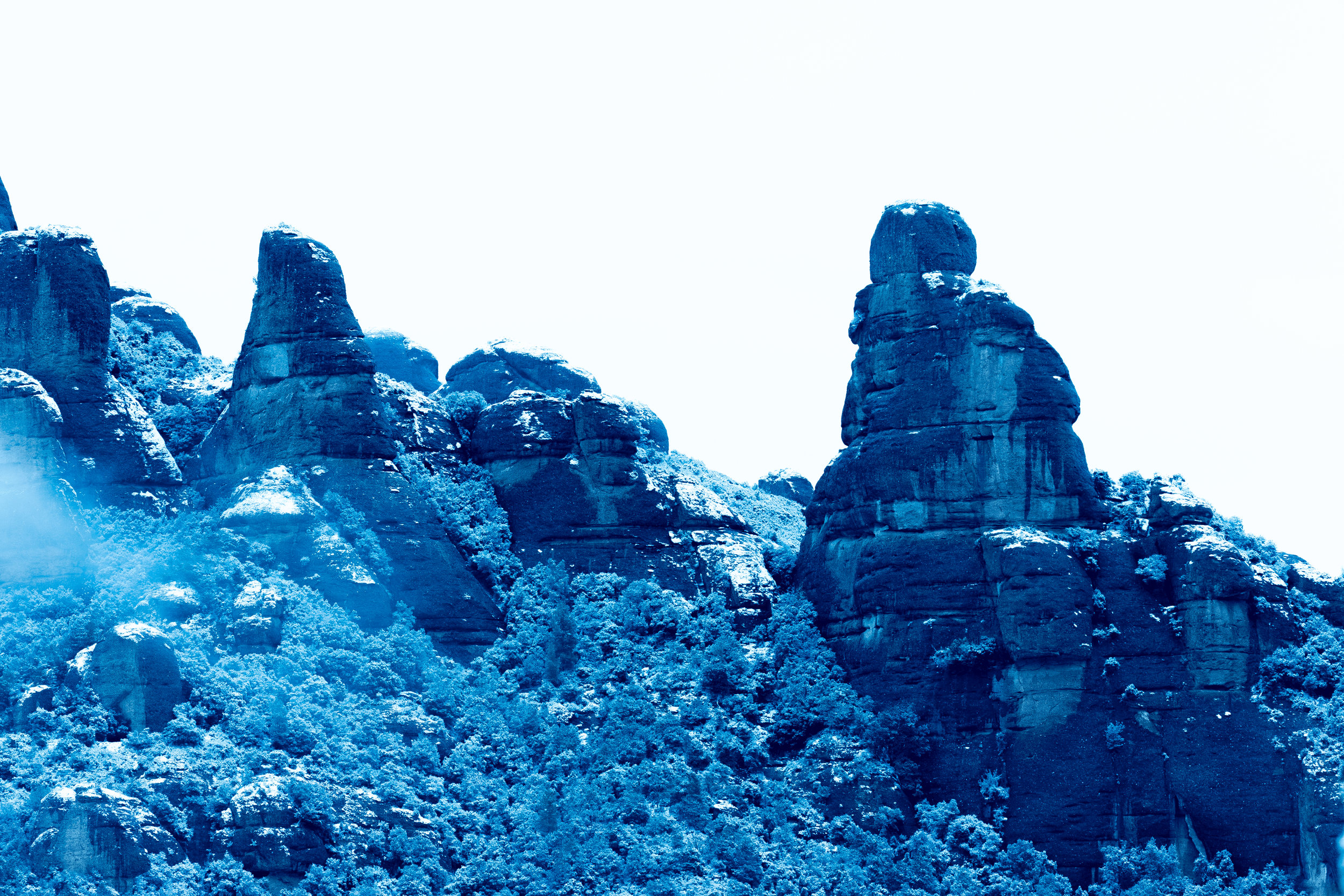 Montañas rocosas cubiertas de nieve.