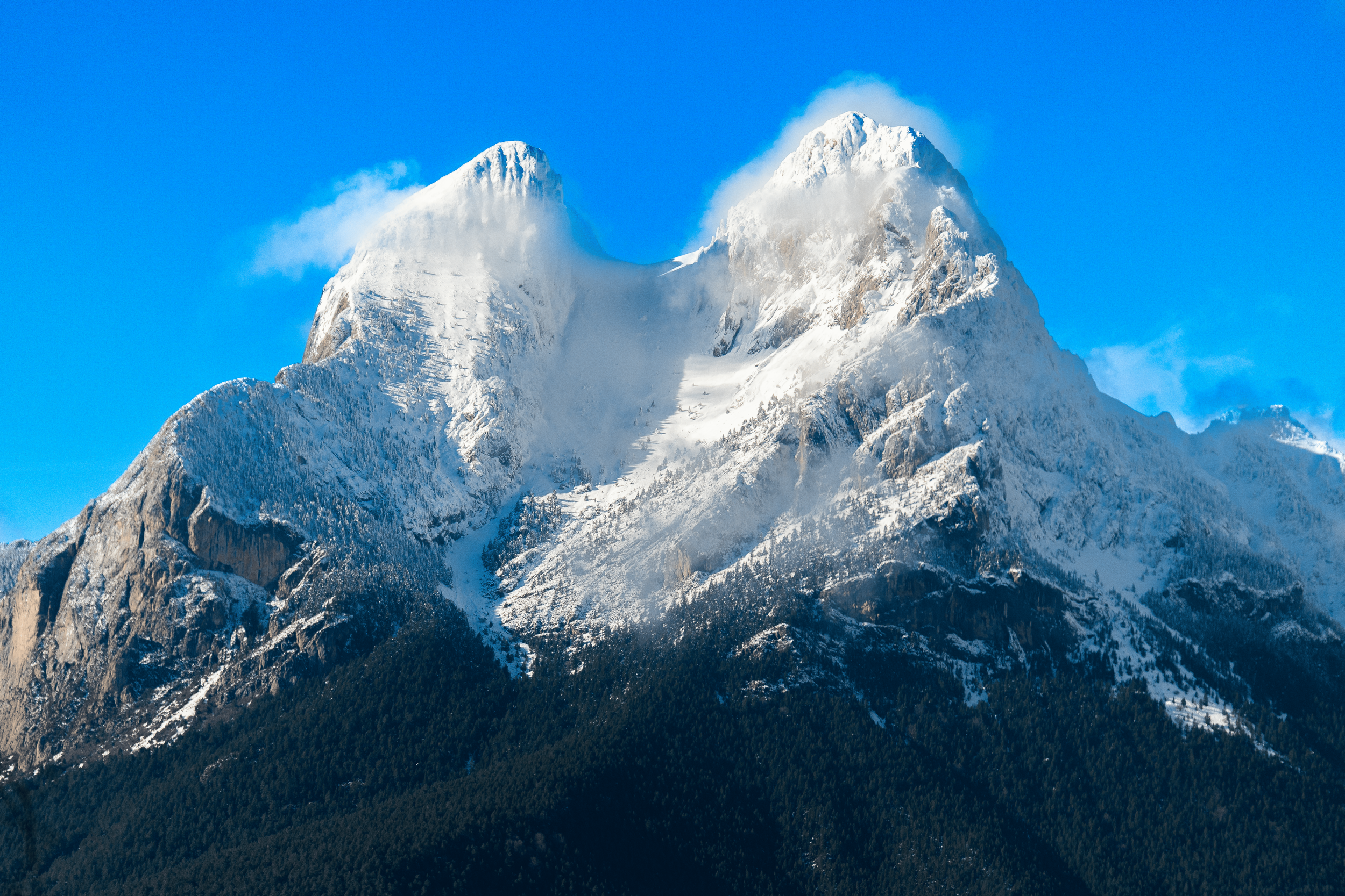 Montañas nevadas bajo un cielo azul