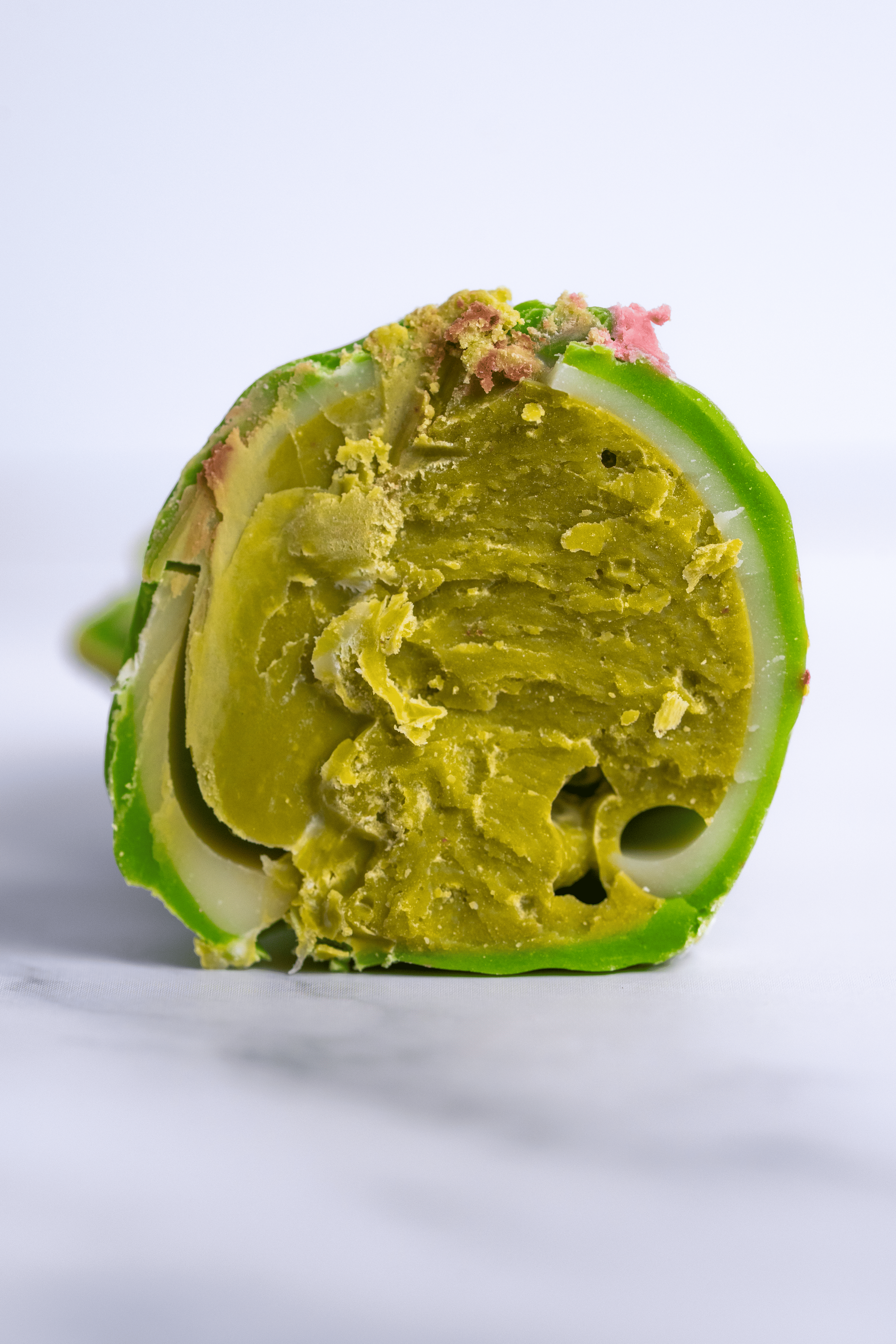 Cierre de una crema de aguacate con residuos de tragas. 