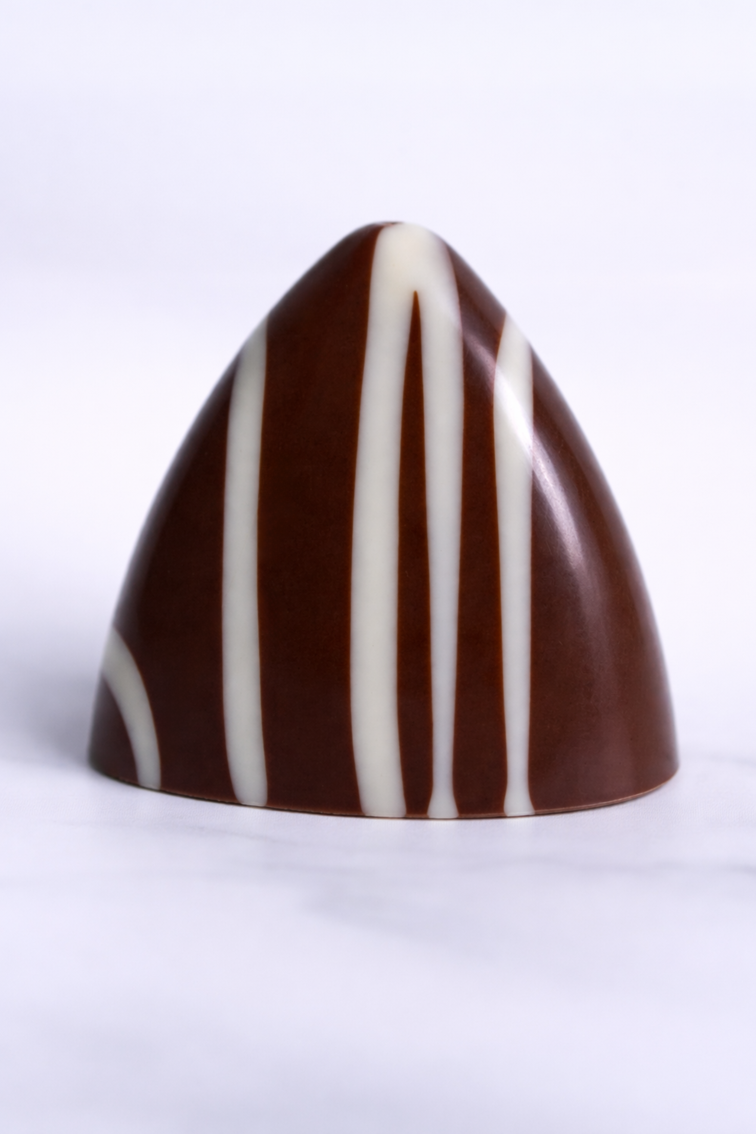 Chocolate en forma de triángulo con rayas blancas decorativas