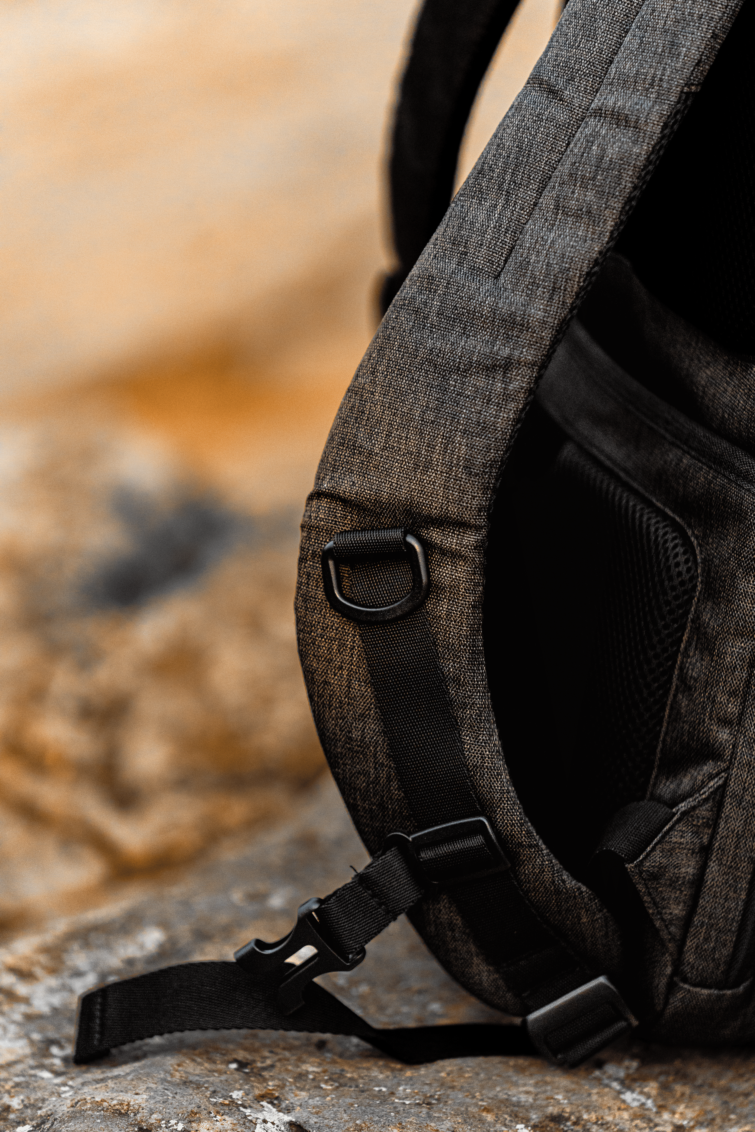 Mochila gris oscura en un sendero de caminata.