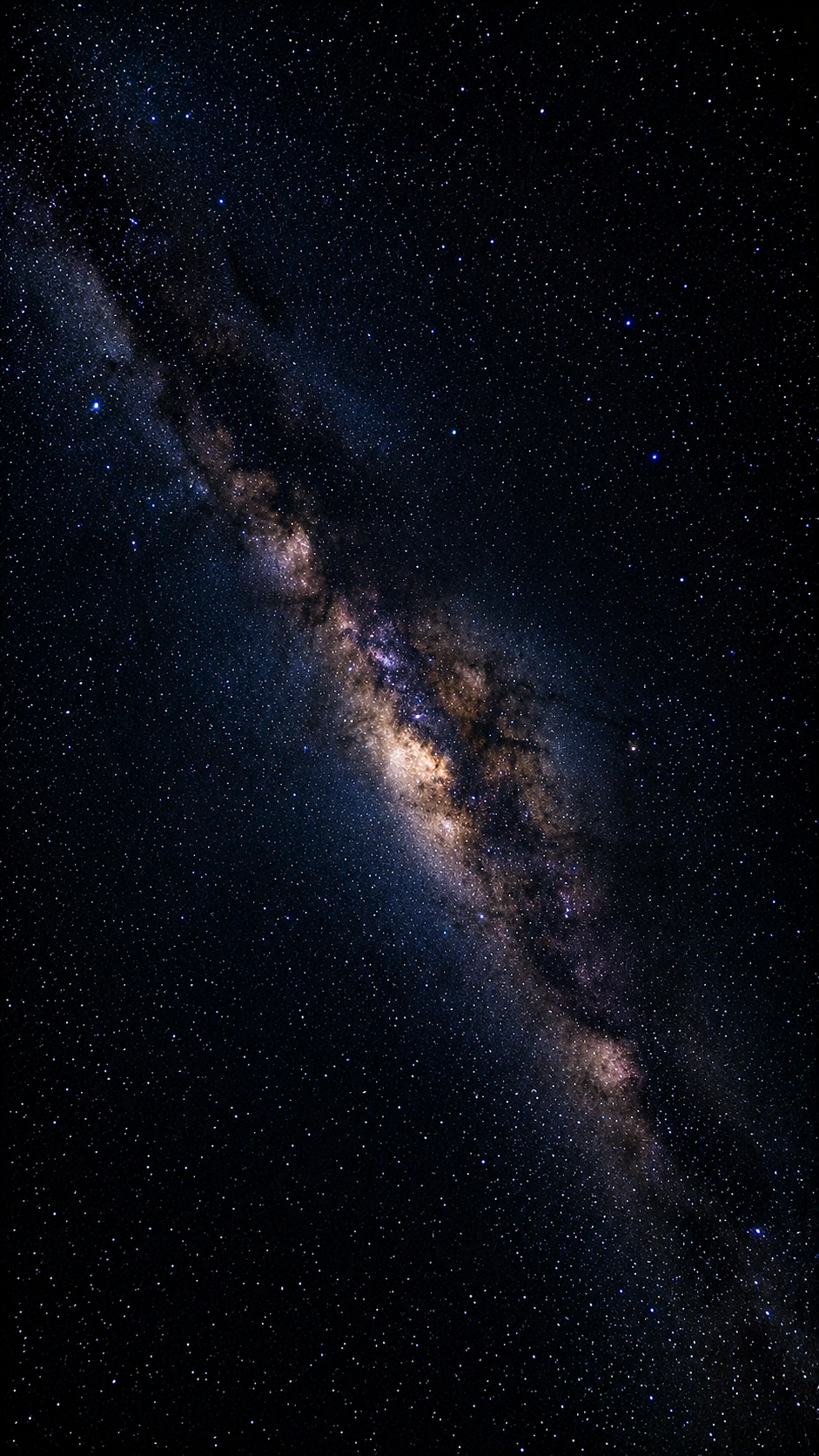 Vista de la galaxia del Vía Láctea en el espacio con muchas estrellas y nebulosas.