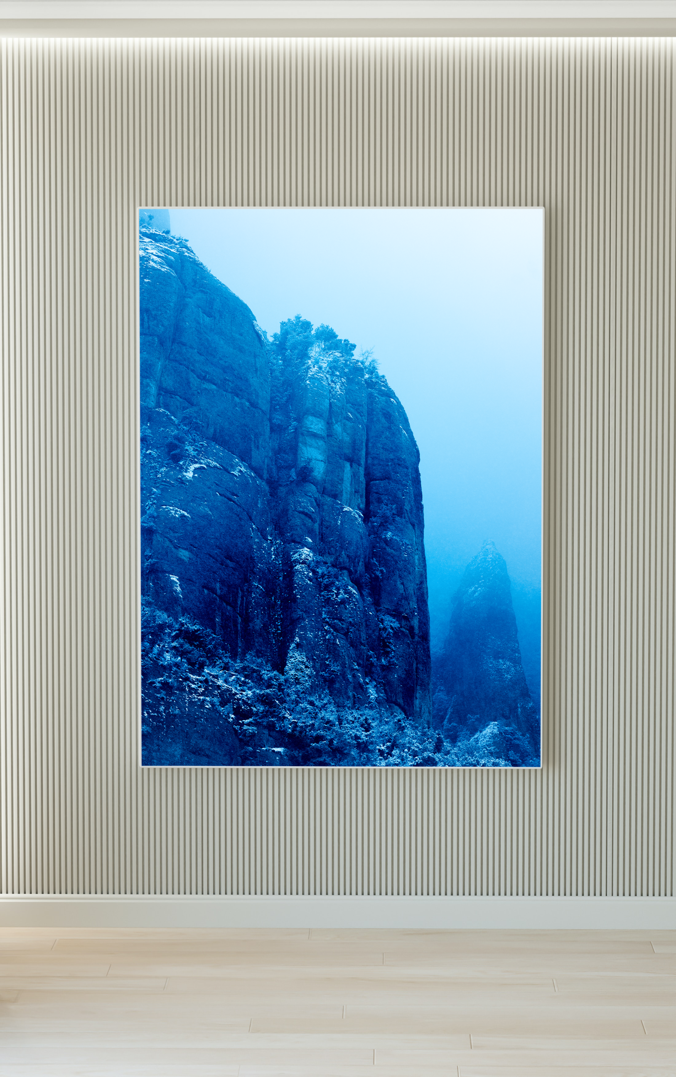 Montañas rocosas cubiertas de nieve, vista a través de una ventana en una pared interior.