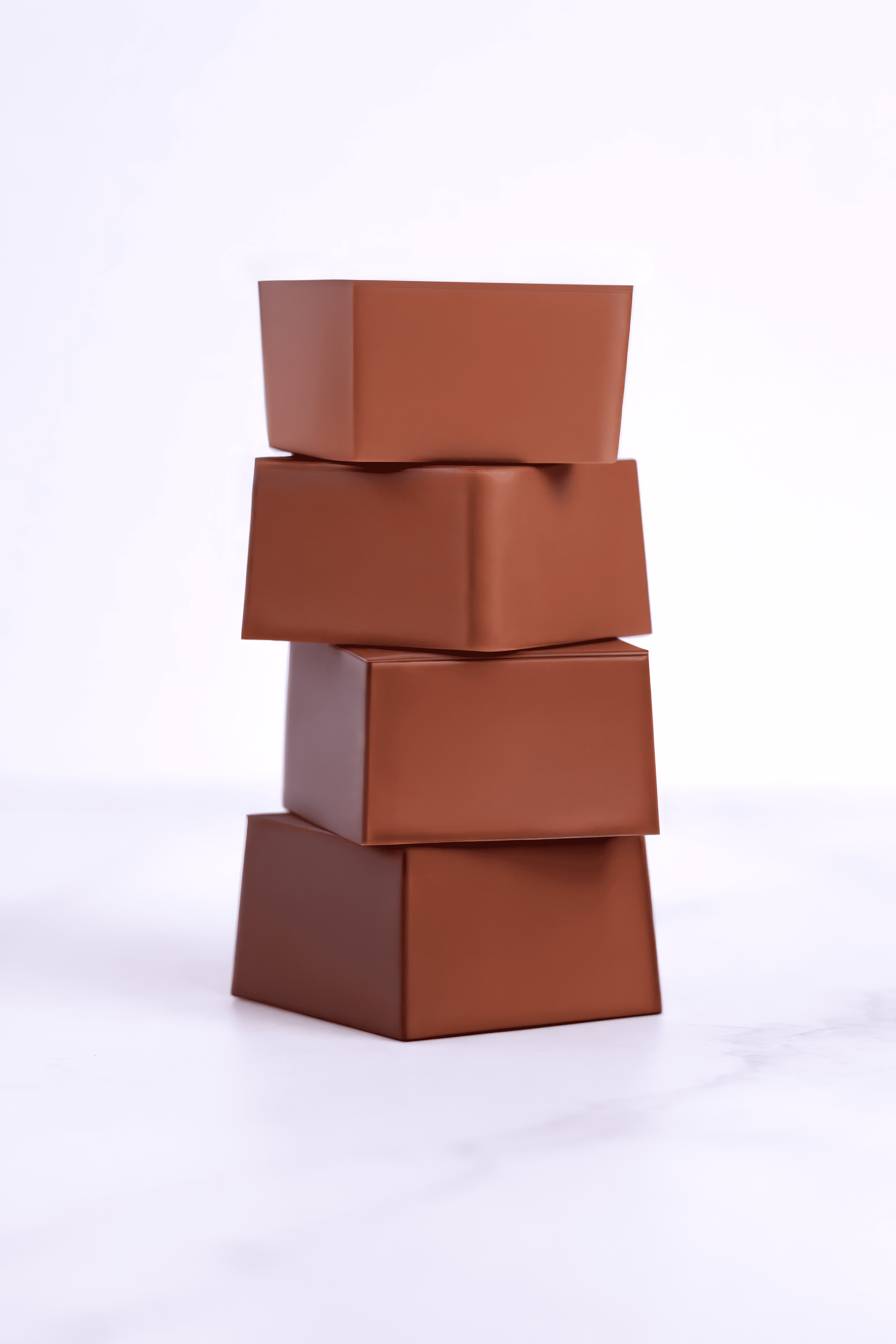Cinco cajas de color marrón apiladas una sobre la otra sobre un fondo blanco