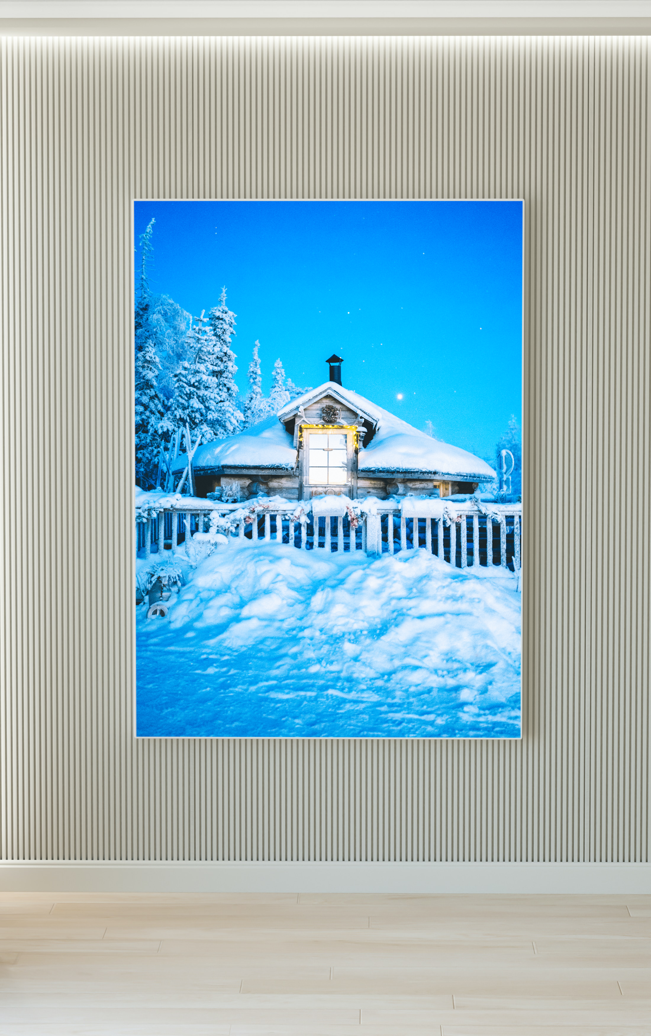 Casa de campo cubierta de nieve con cielo azul y estrellas, decorado con guirnaldas de Navidad.