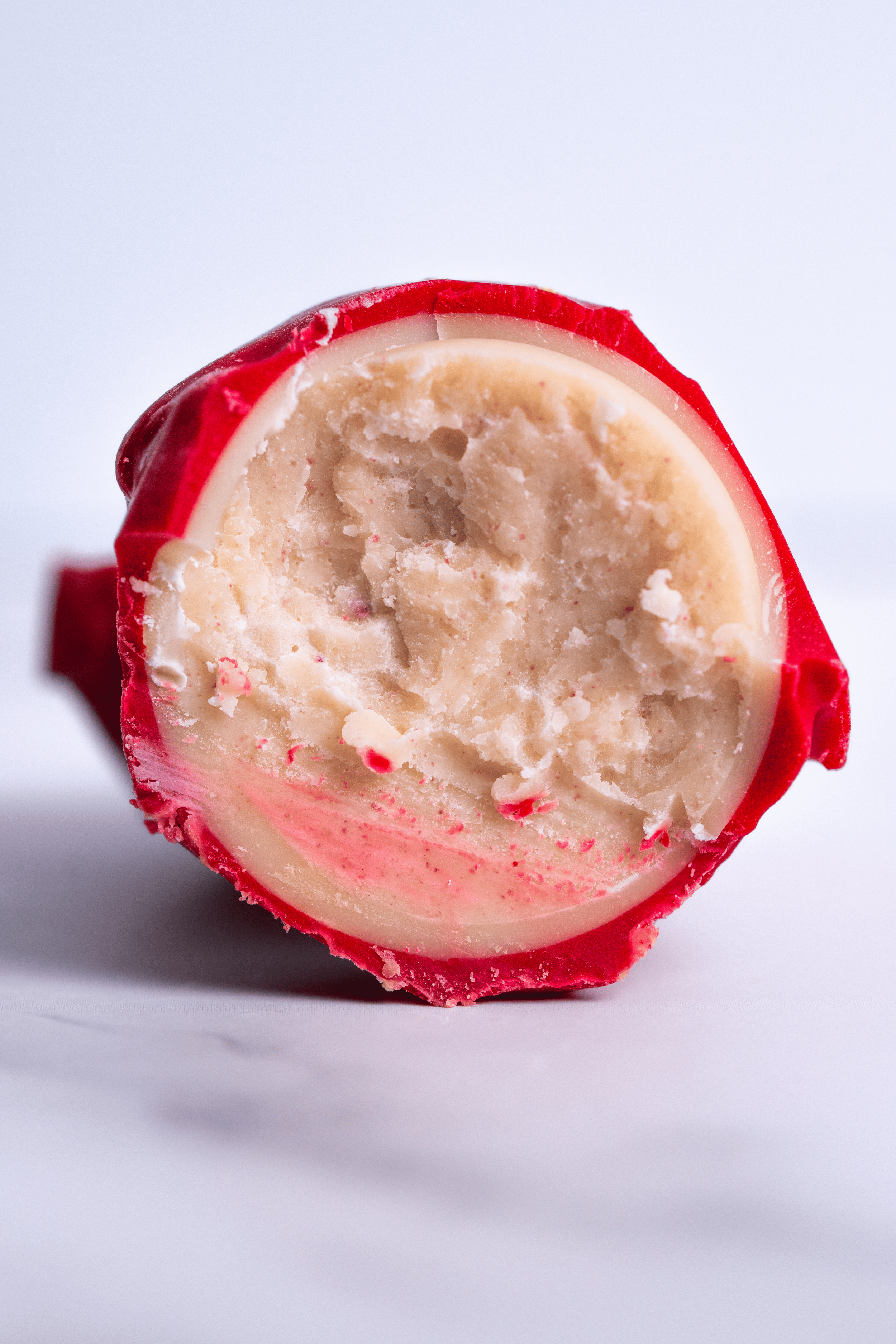 Bocadillo de pan blanco relleno de mantequilla y frambuesa