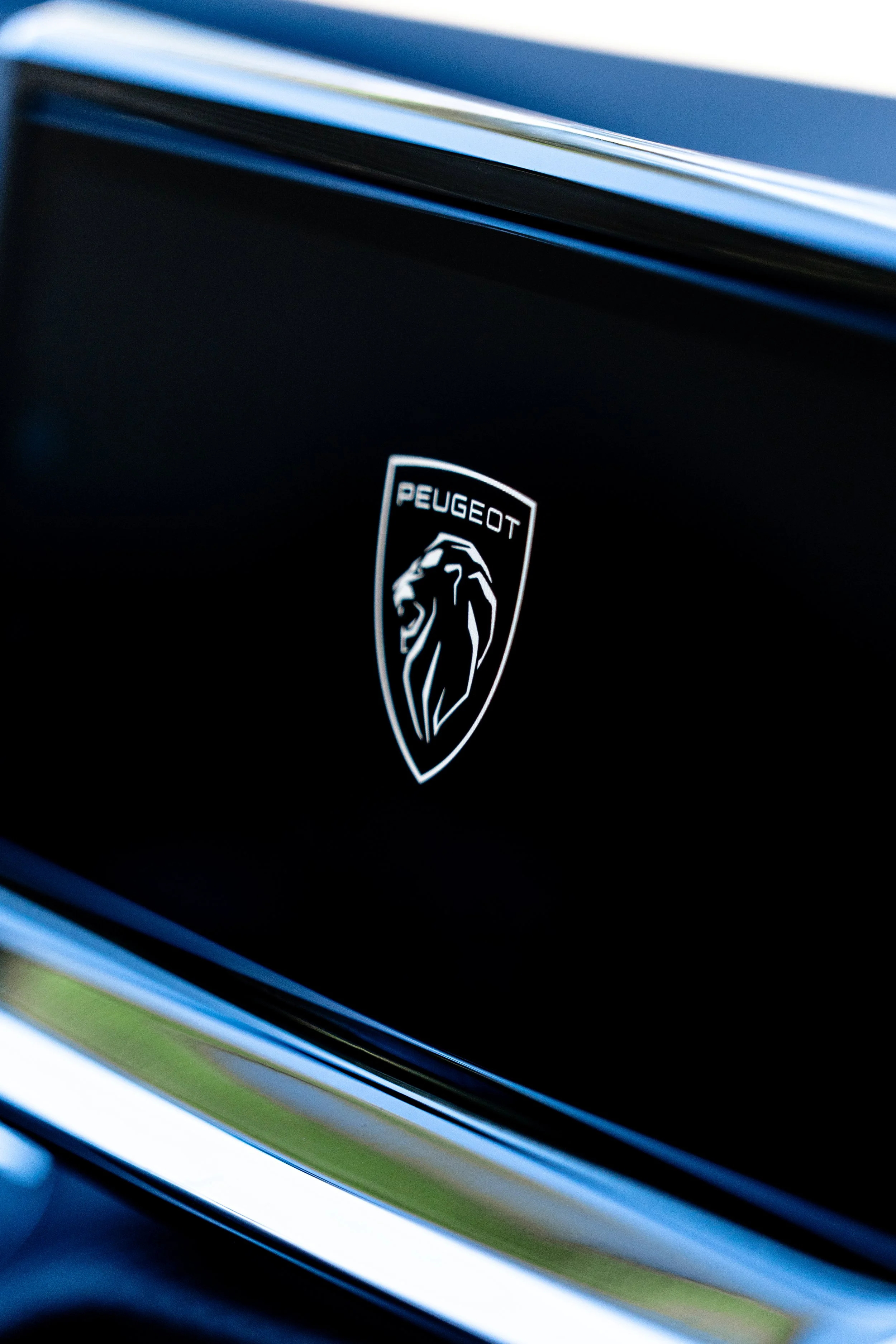 Emblema de Peugeot en la parrilla del automóvil.