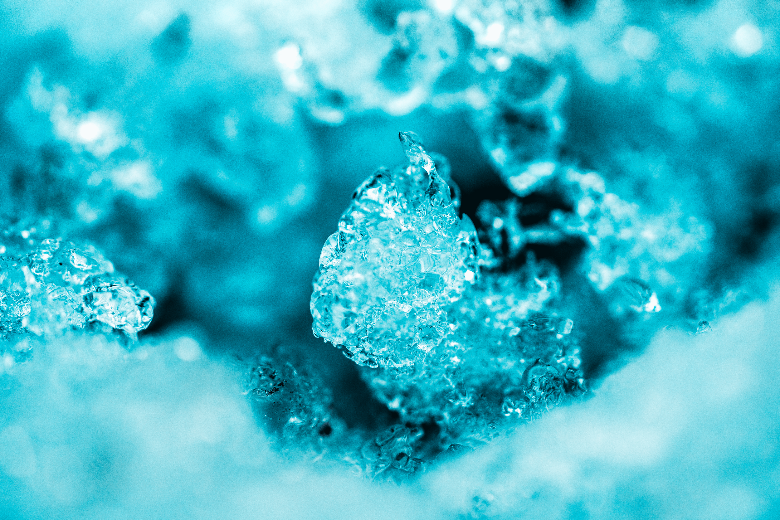 Crecen cristales de hielo de color azul en primer plano.