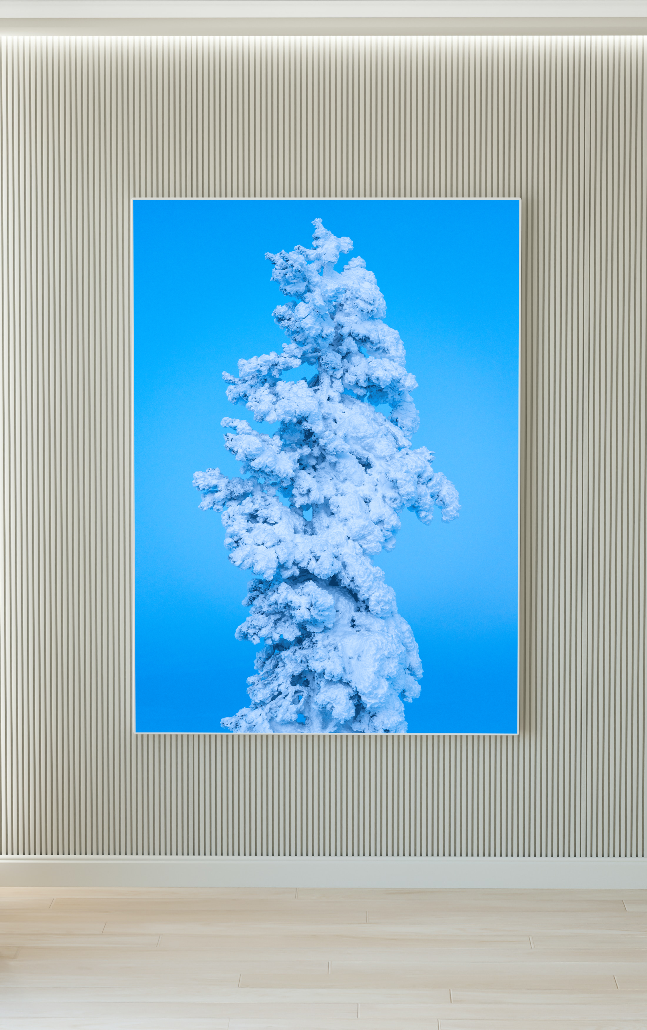 Árbol cubierto de nieve against un cielo azul