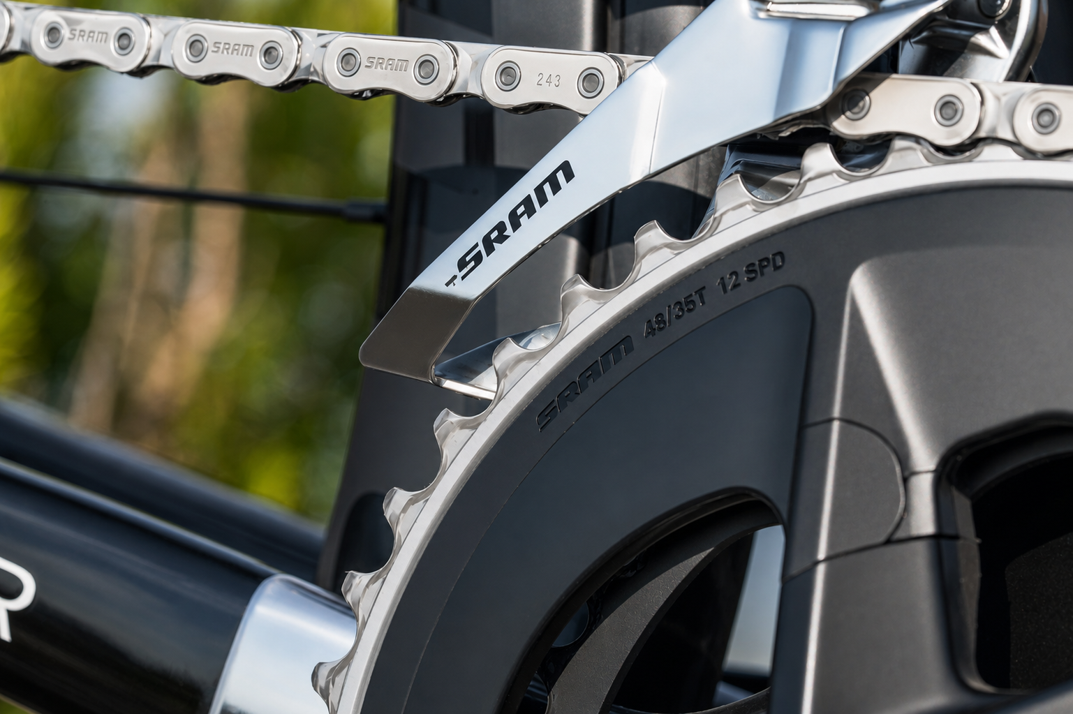 Detalle de una bicicleta eléctrica, mostrando la cadena, pedal y parte del motor con la marca SRAM.