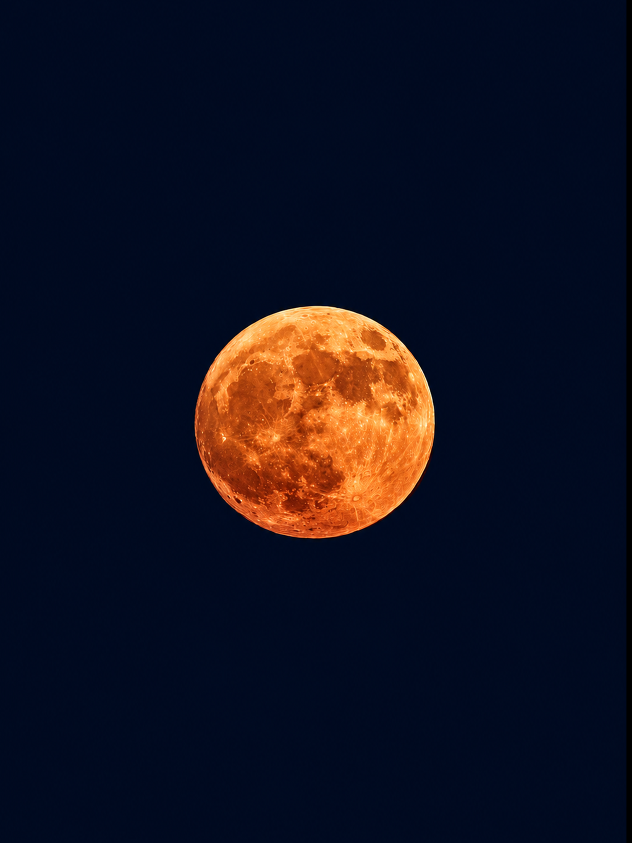 Luna llena de color naranja sobre un cielo oscuro.
