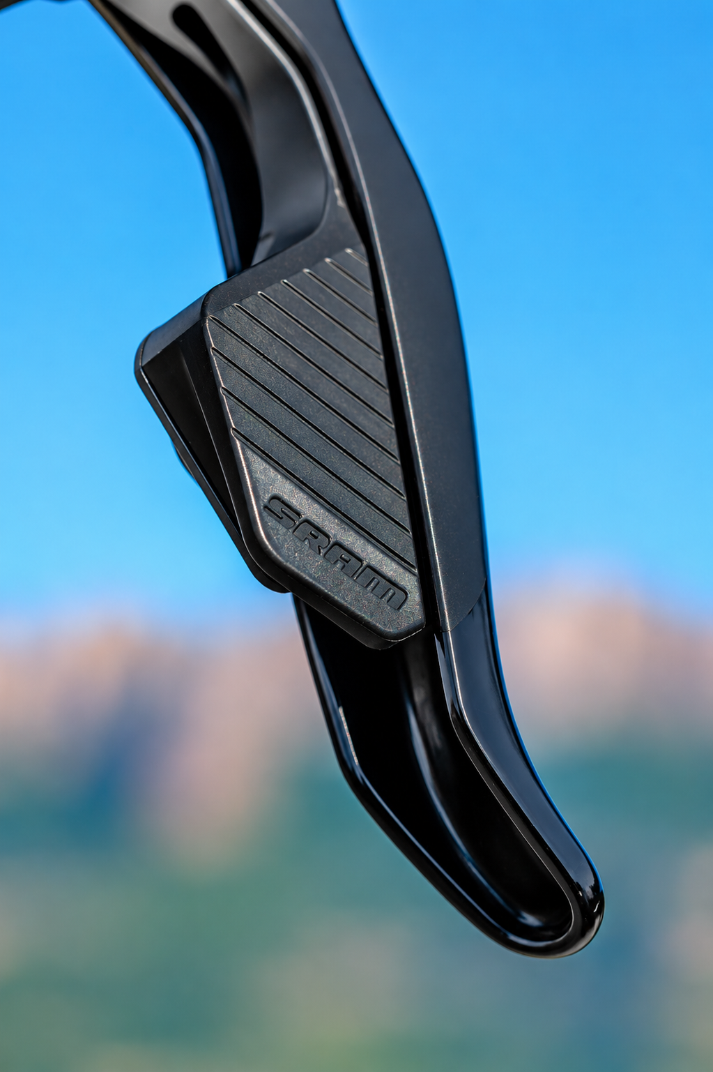 Pedal de bicicleta marca Garmin, en color negro, con superficie roscada y texturizada para mejor agarre.