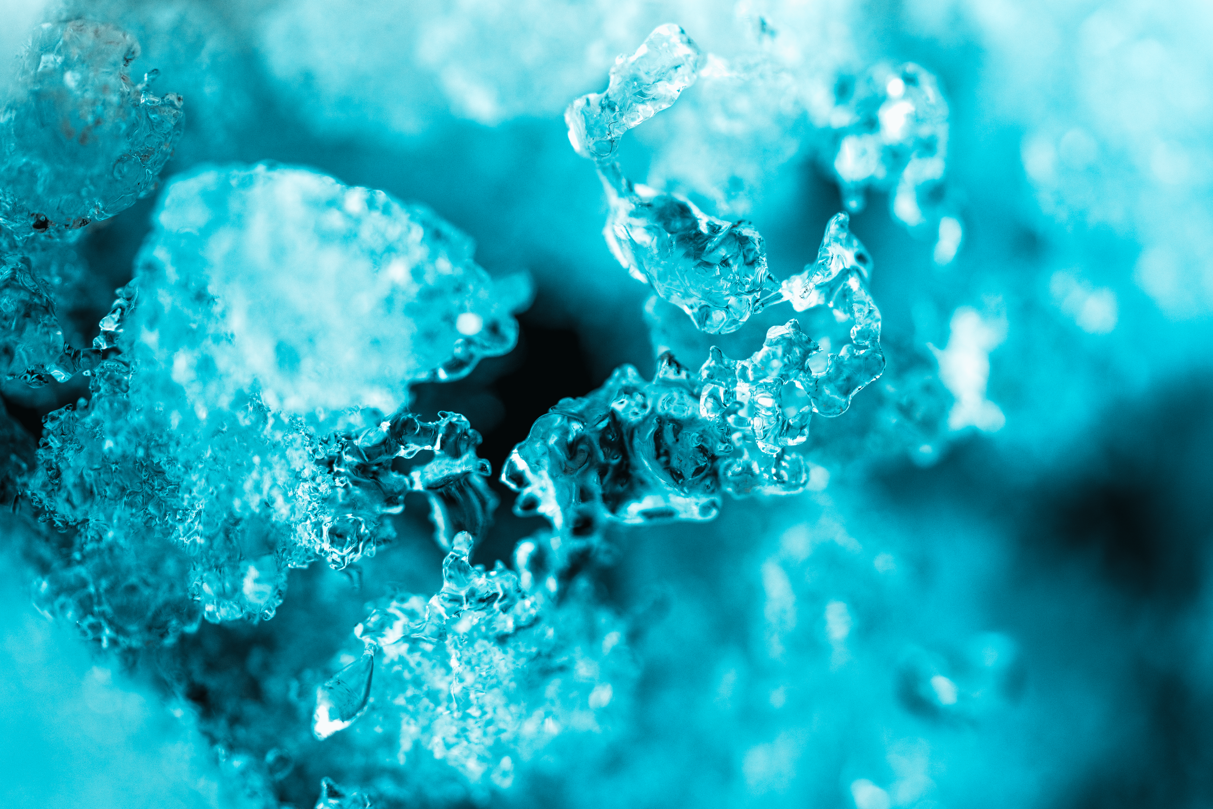 Primer plano de hielo triturado y cristales de hielo en tonos azules.