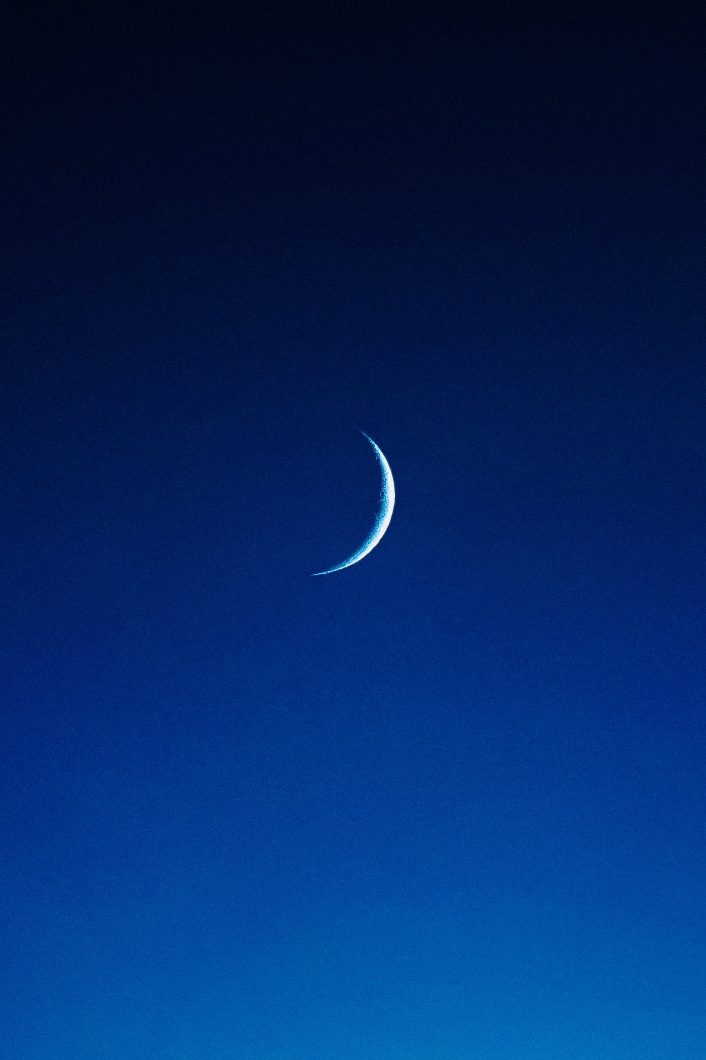 Luna en fase creciente en un cielo nocturno azul
