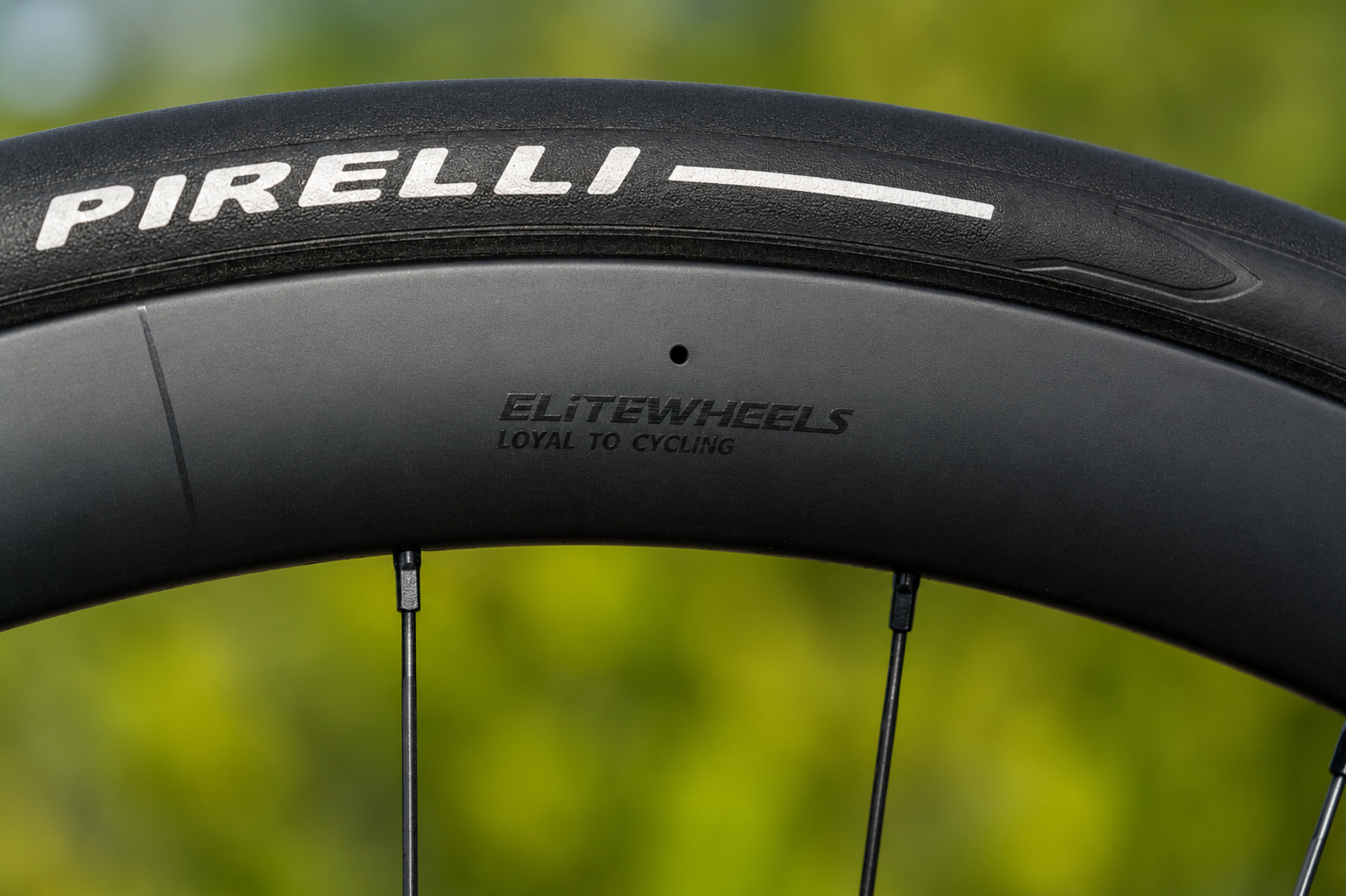 Rueda de bicicleta con la marca Pirelli y texto en la llanta que dice ELITEWHEELS LOYAL TO CYCLING.