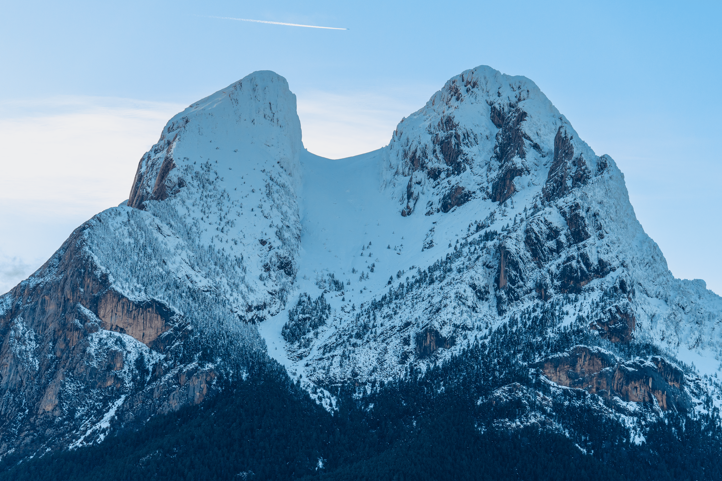 Montañas cubiertas de nieve bajo un cielo azul claro.