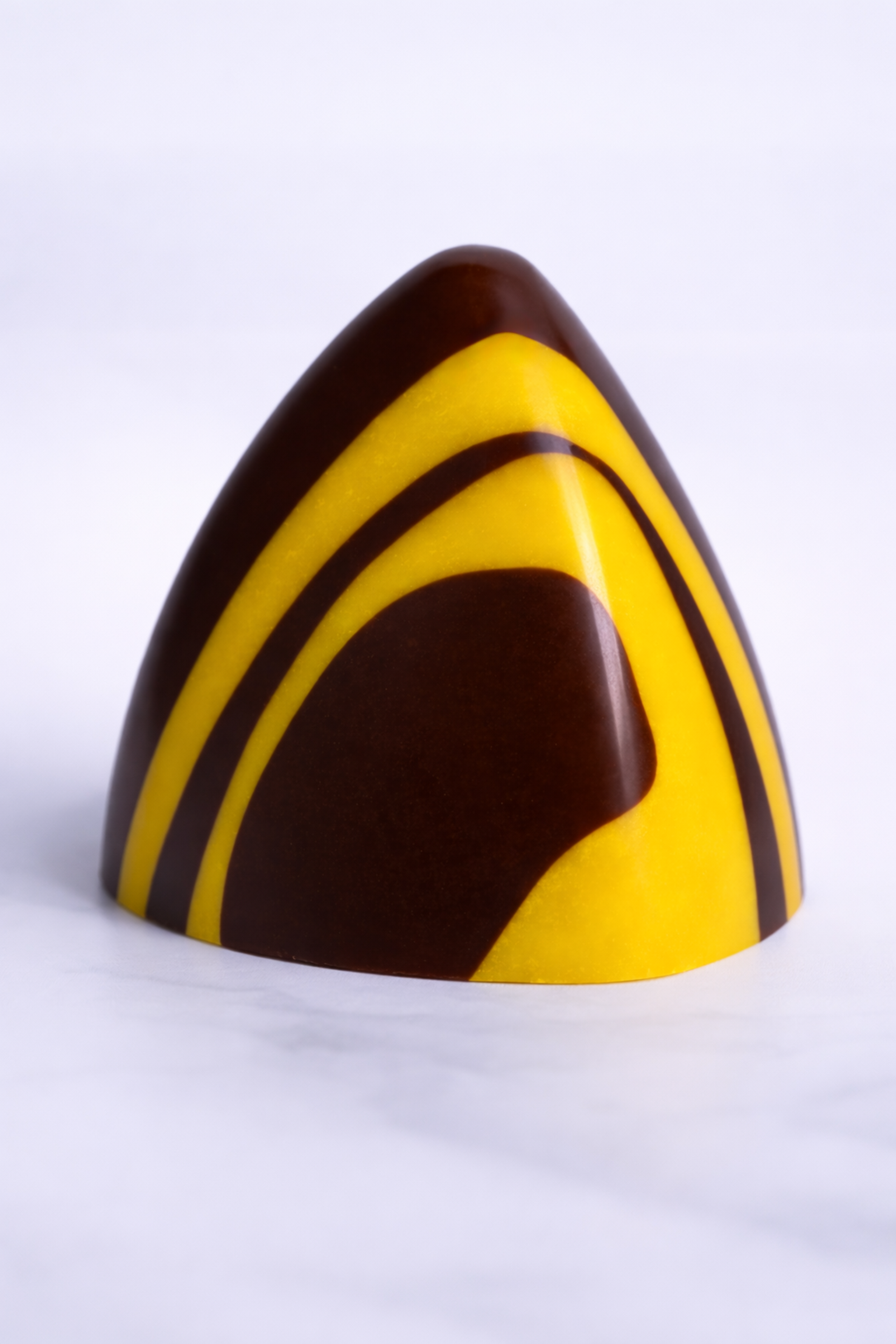 Cono decorado con rayas de color negro y amarillo.