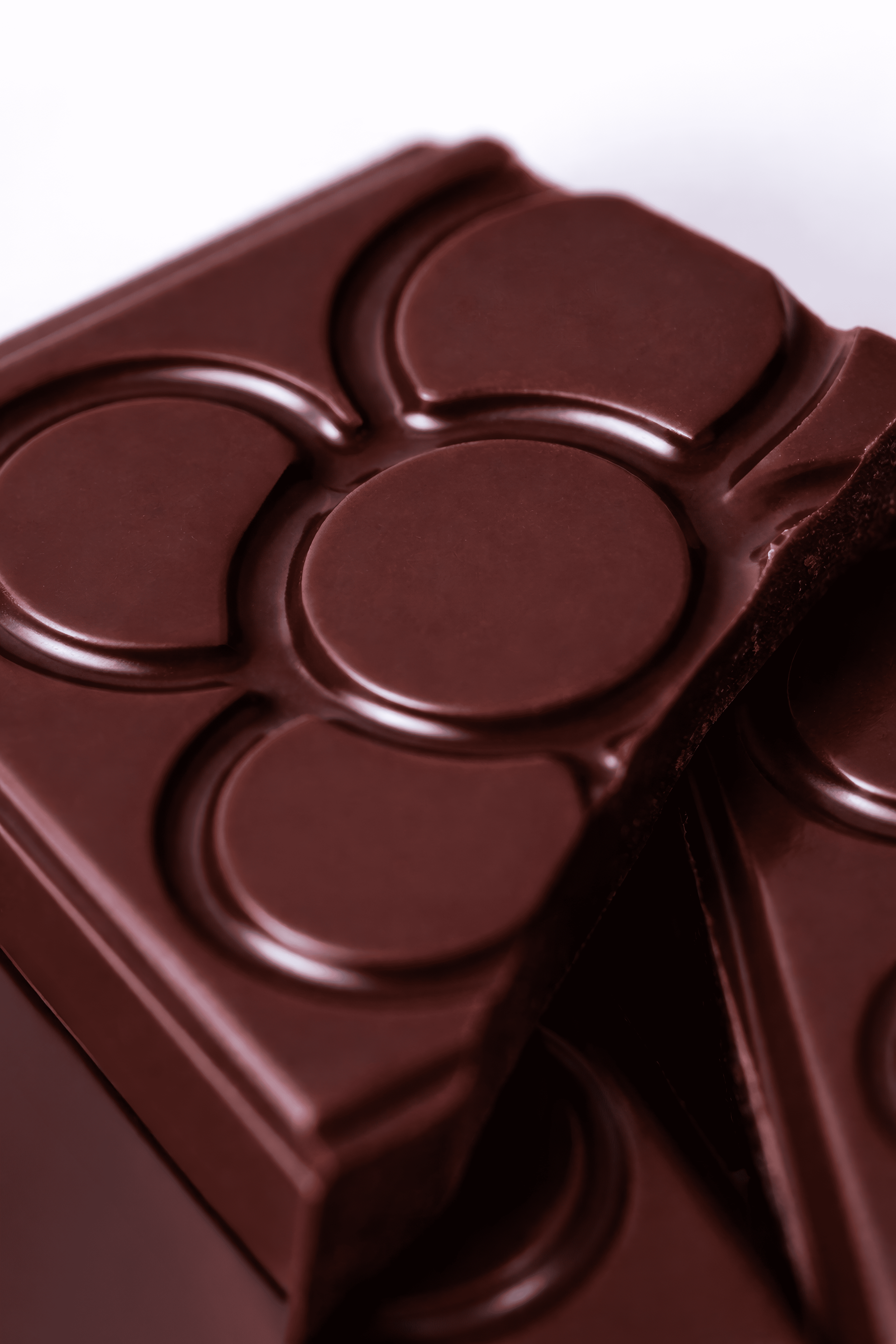 Barra de chocolate con varias molduras redondas.