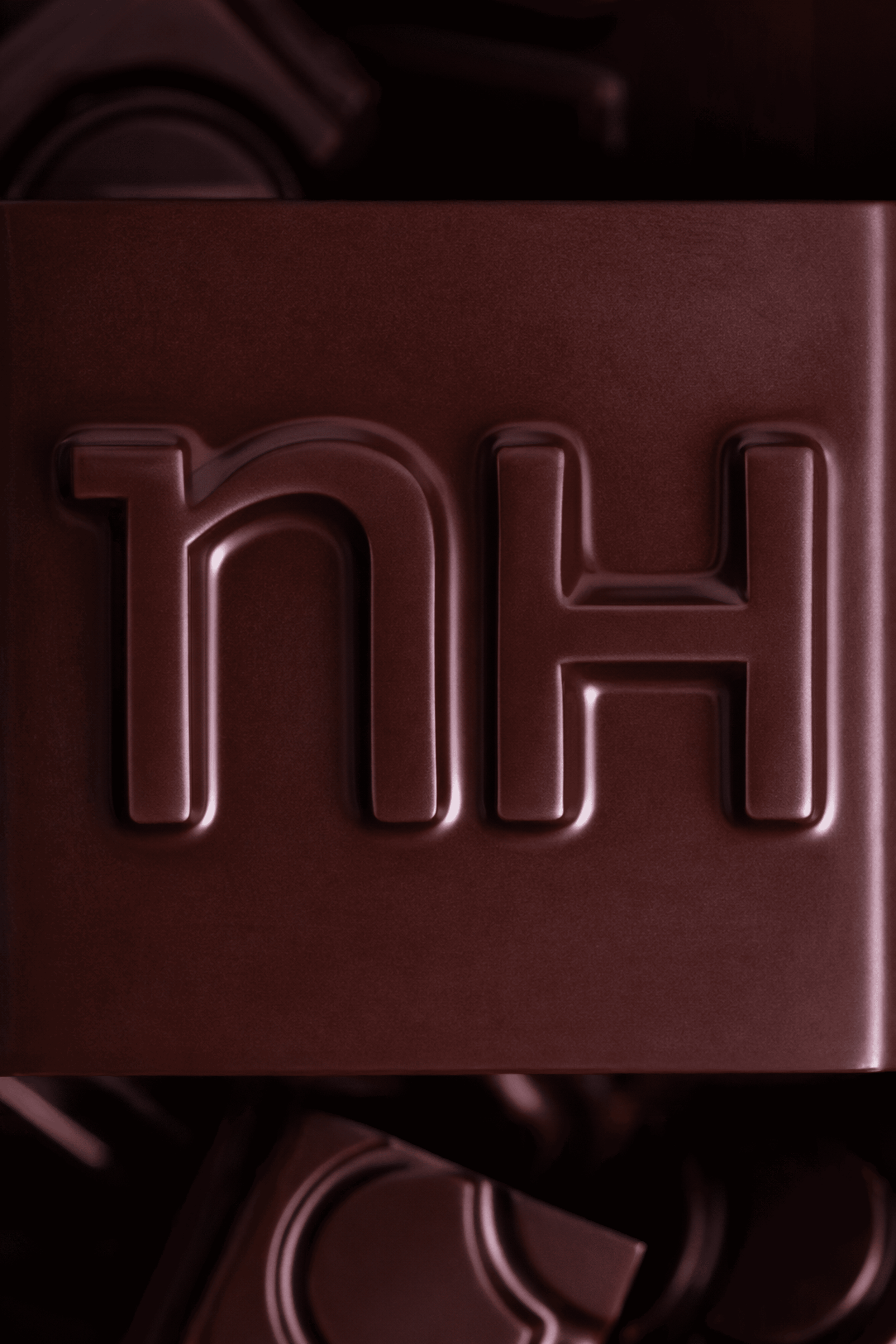 Caja de chocolates con la palabra 'milk' en relieve en la parte superior.