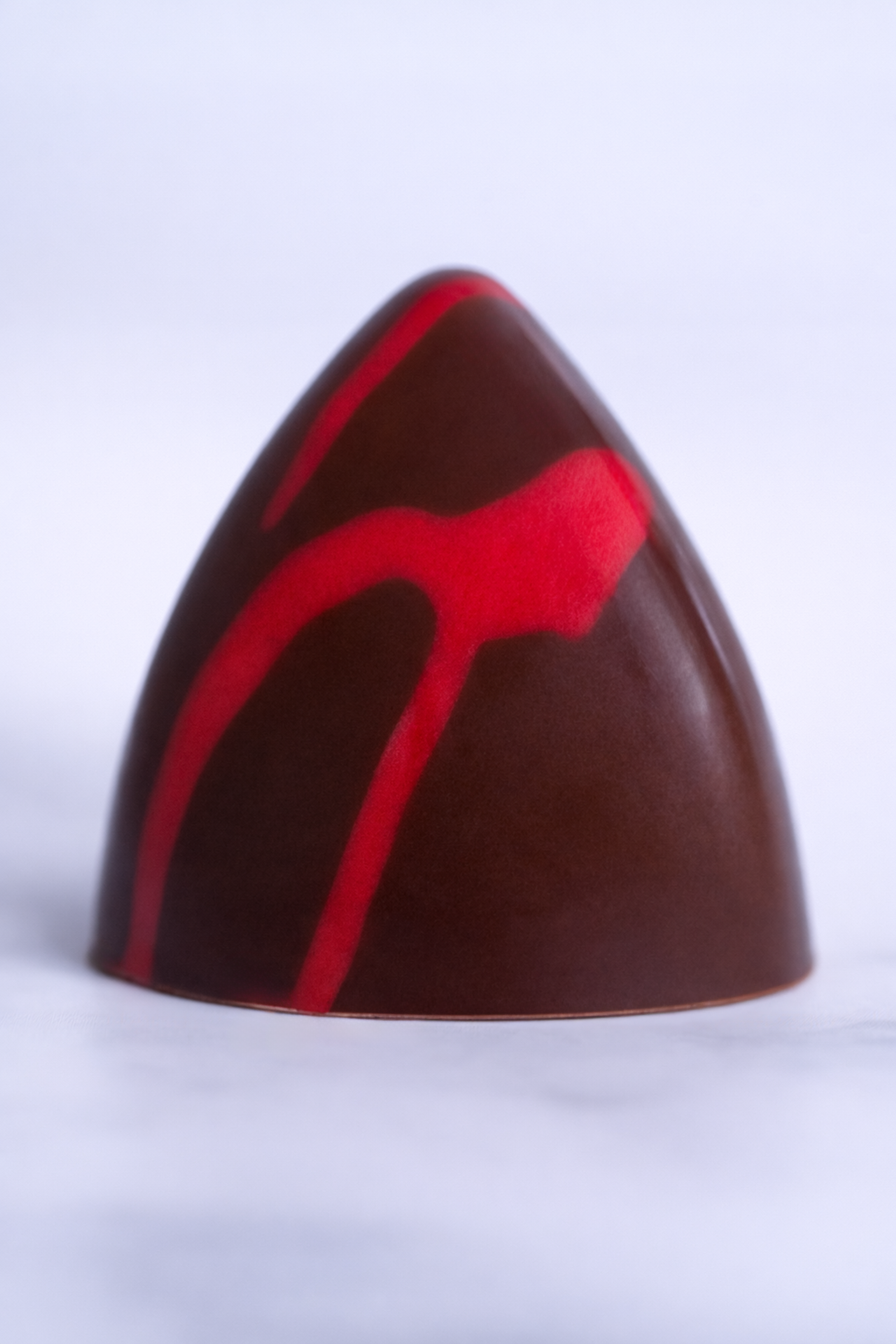 Cono de chocolate con decoraciones de color rojo y negro