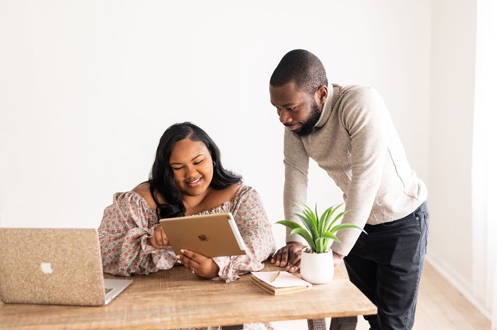 woman showing a man an iPad