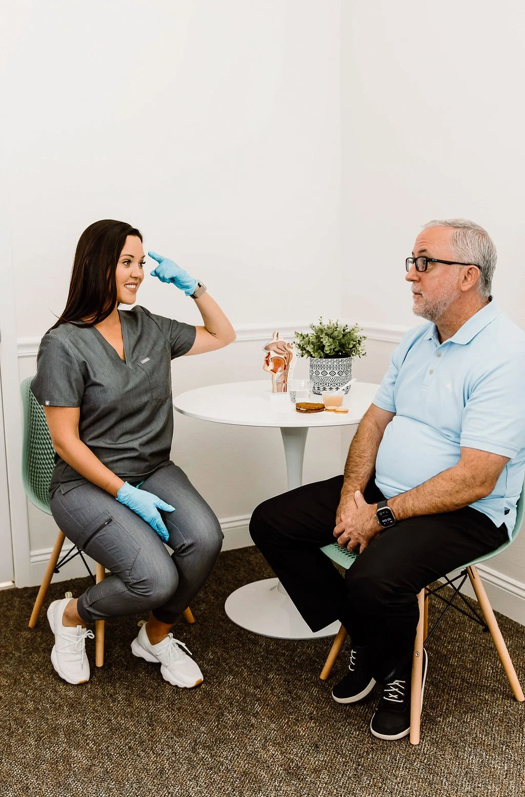 woman evaluating a man