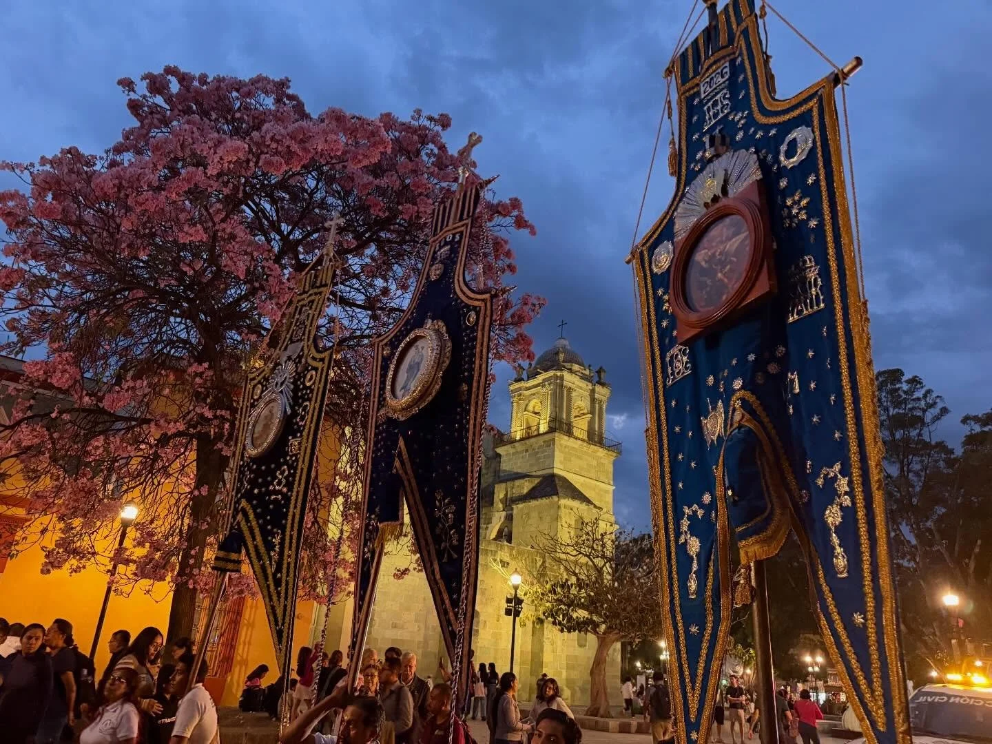 Anoche en Oaxaca. Procesi&oacute;n desde La Soledad.