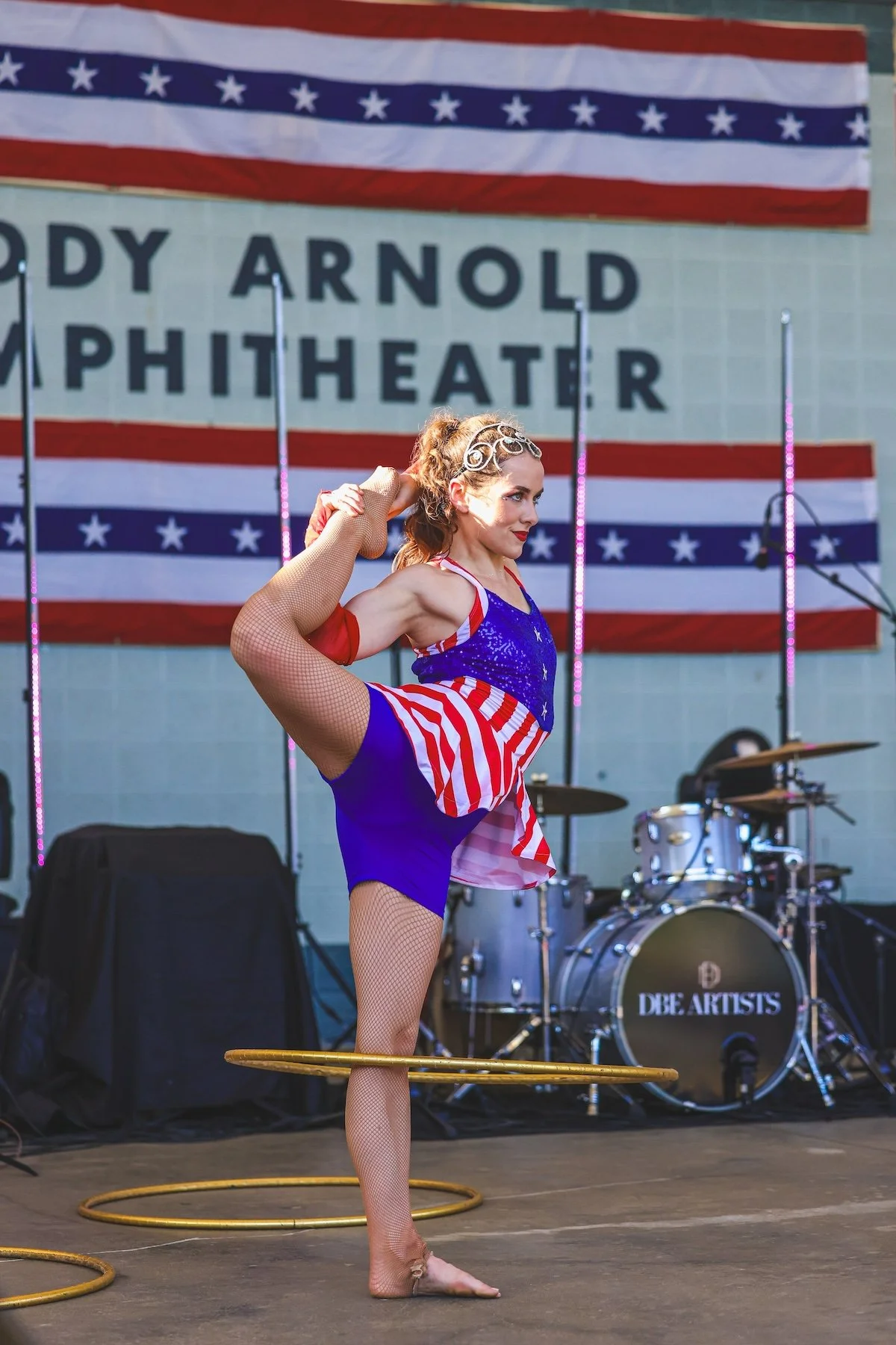 Patriotic hula hoop and contortion performer entertaining guests during the City of Brentwood Red, White & BOOM celebration.