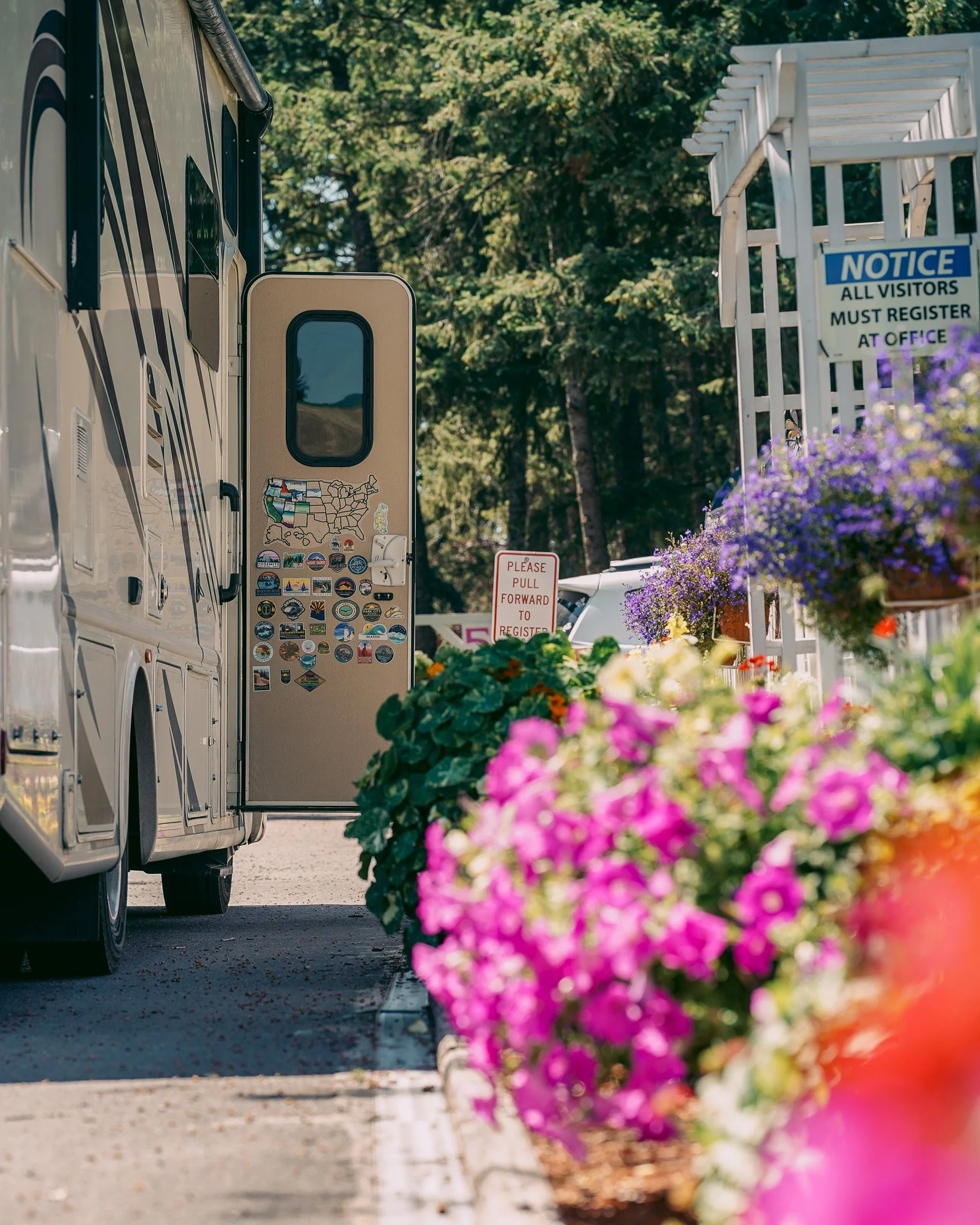 It's that time of year where the temperatures get lower, the flowers get pulled, our staff leaves us for warmer weather, but people are still traveling! The days are staying nice, especially with the warm afternoon sunshine we're soaking up! Seems li