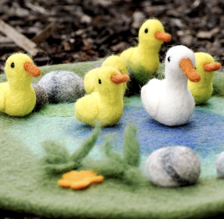 Tara Treasures - Duck Pond with 6 Ducks Playscape