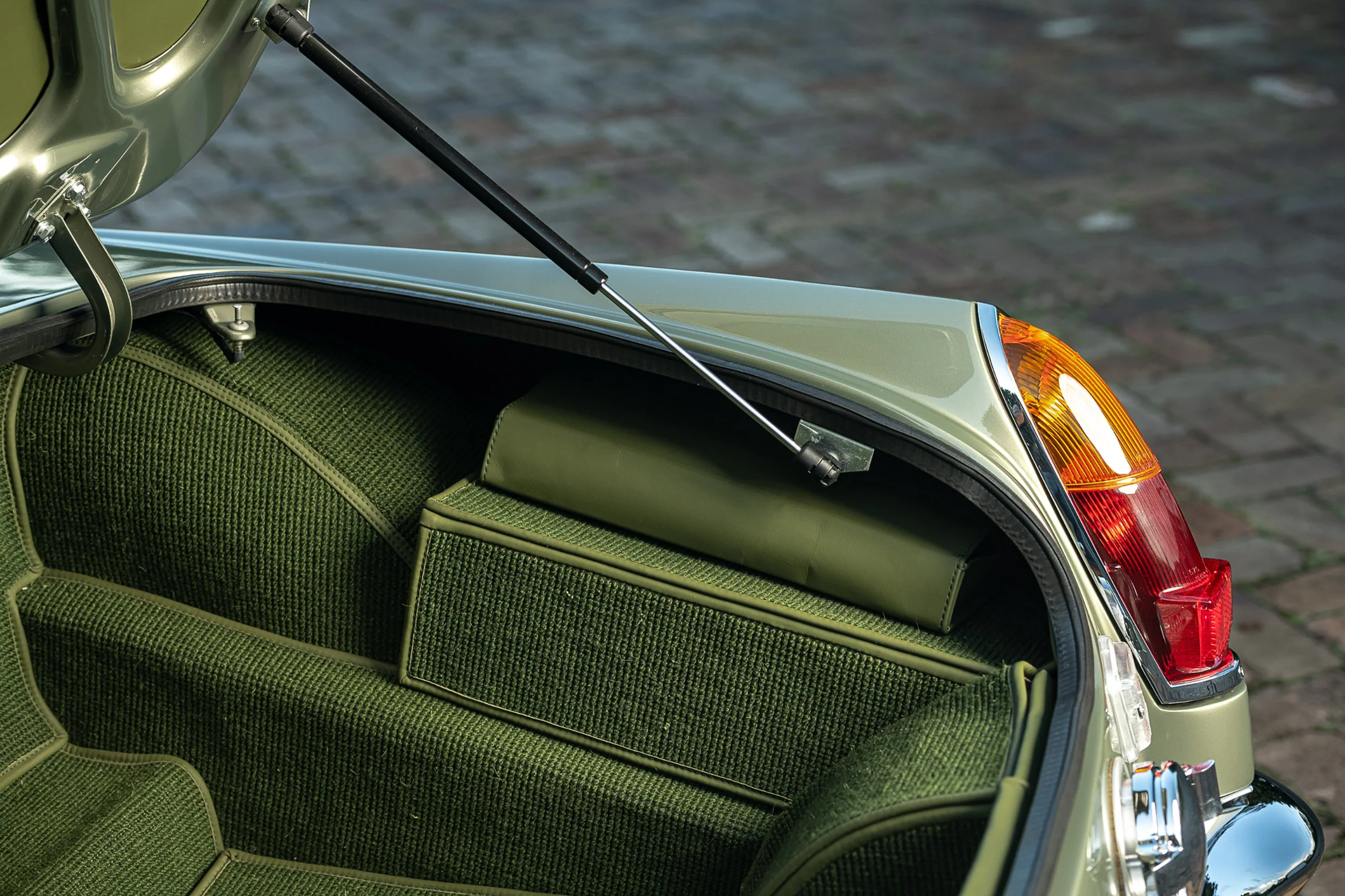 Modern-Classic-MG-GW-small_166_ƒ.jpg