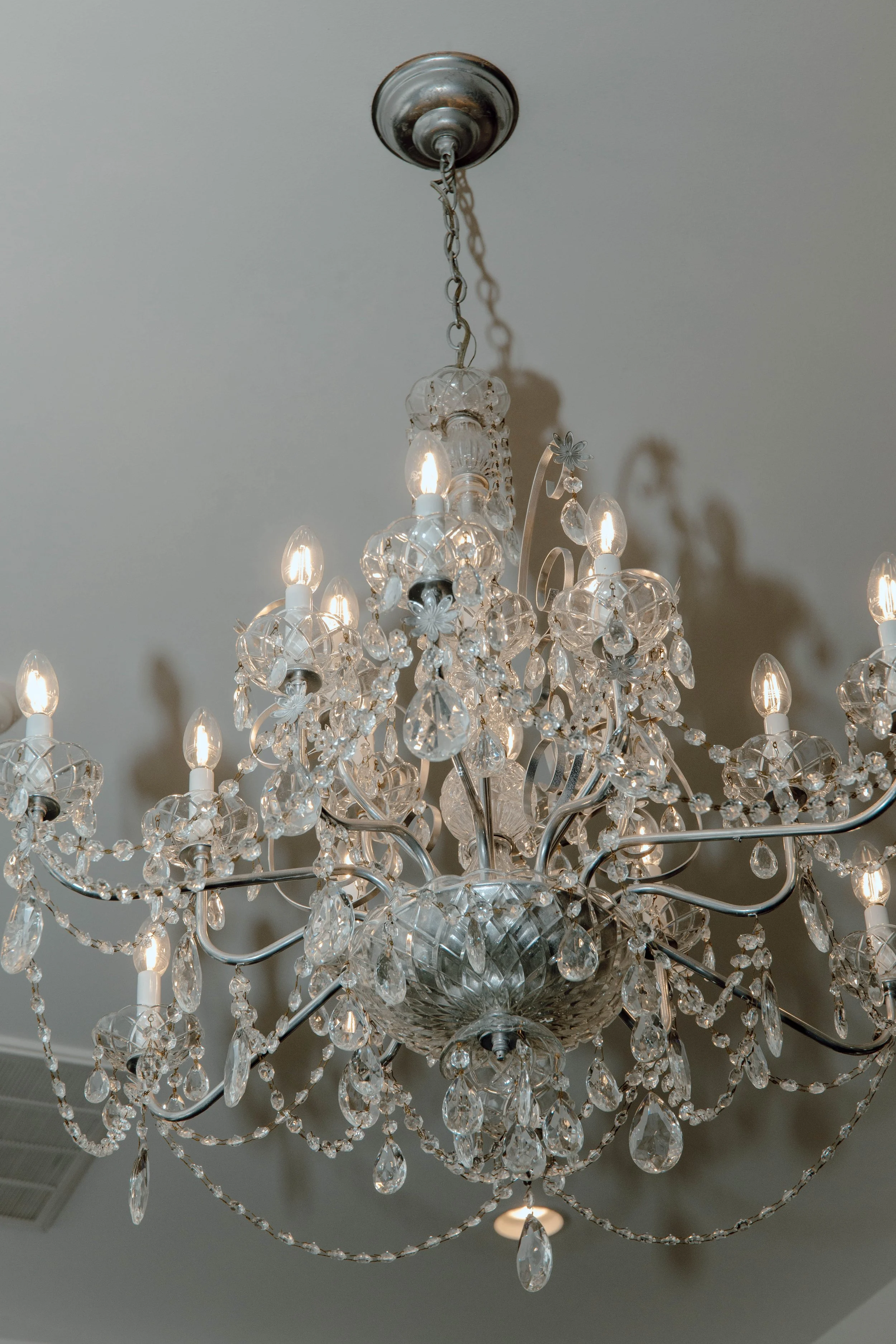 Close-up of chandelier at The Warrington in Pennsylvania. Captured by Black Pearl Moments wedding photography.
