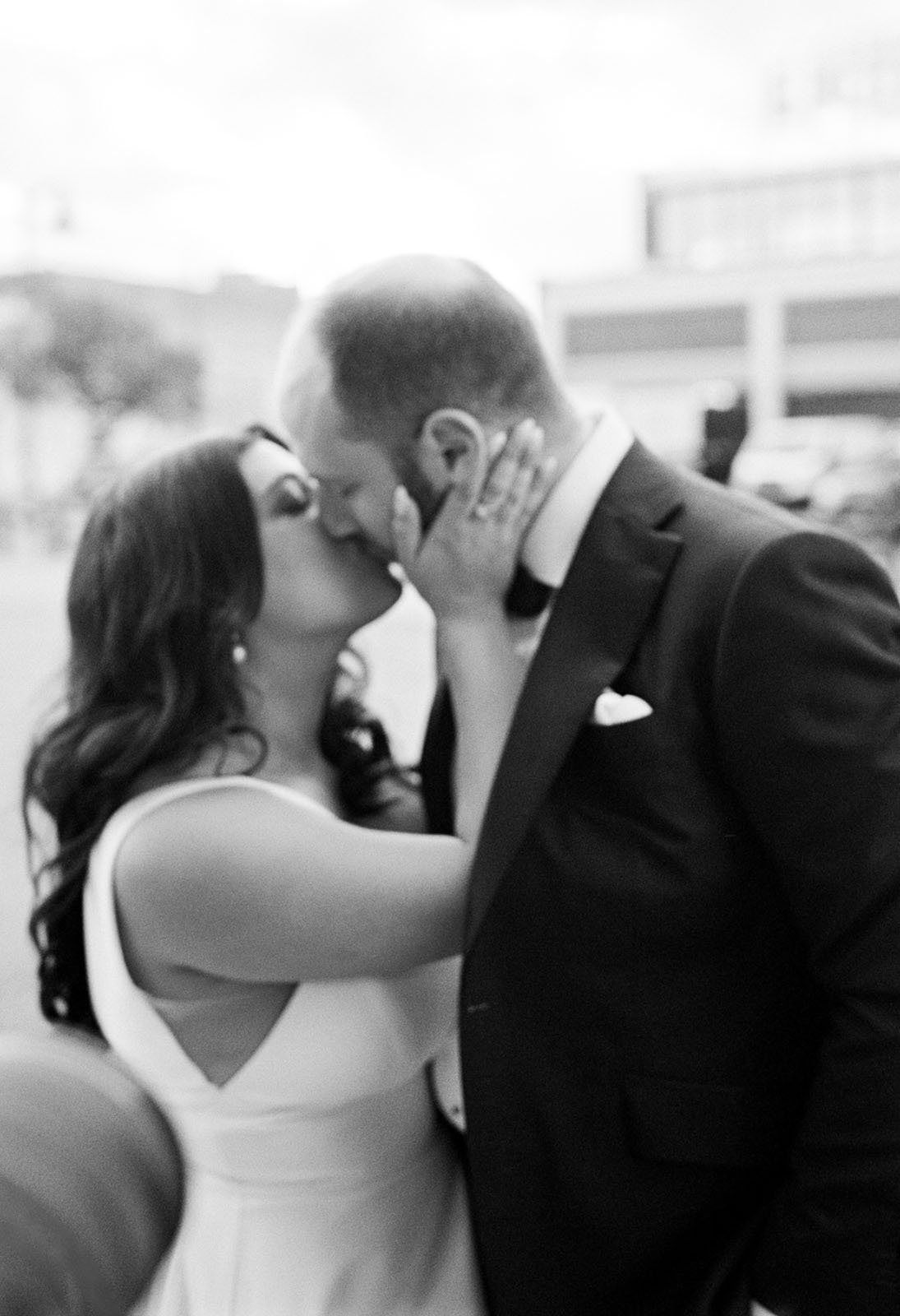 Eastern-Market-Detroit-Wedding-Couple-Kiss.jpg
