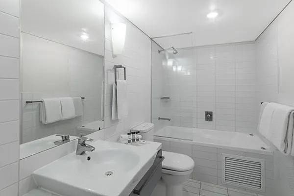 oaks-horizons-1-bedroom-deluxe-bathroom-2.png