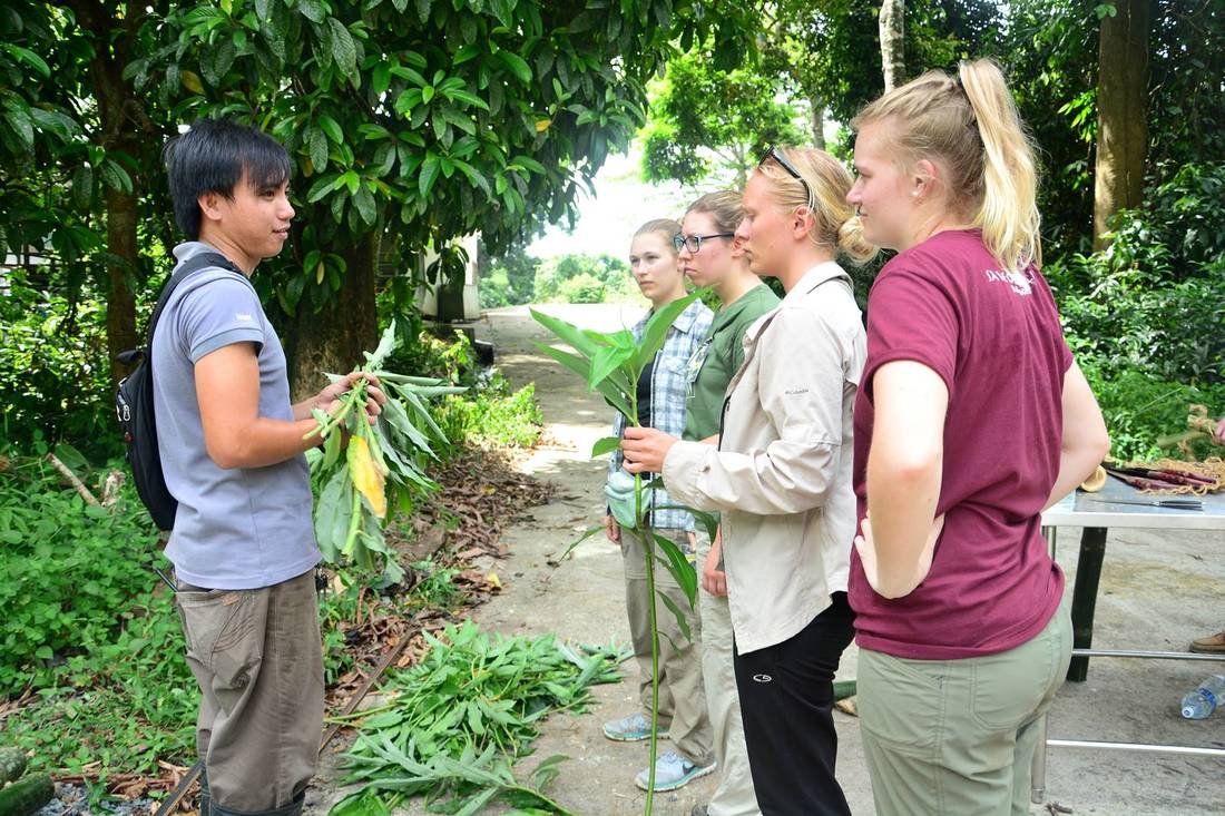 Azzry, our bear care keeper shows Minnesota University students to create enrichment by using their own creativity.