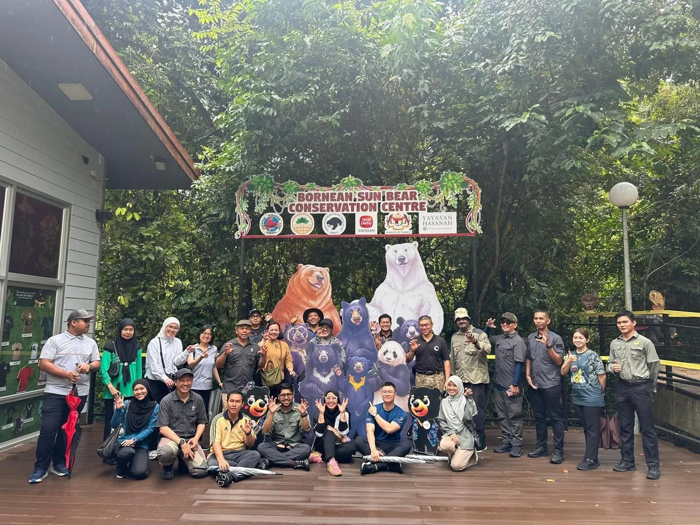 We were delighted to welcome representatives from Ministry of Natural Resources and Environmental Sustainability (NRES) and Sabah Forestry Department (SFD). Our CEO and Founder, Dr. Wong Siew Te, led a guided tour, sharing insights into sun bear cons