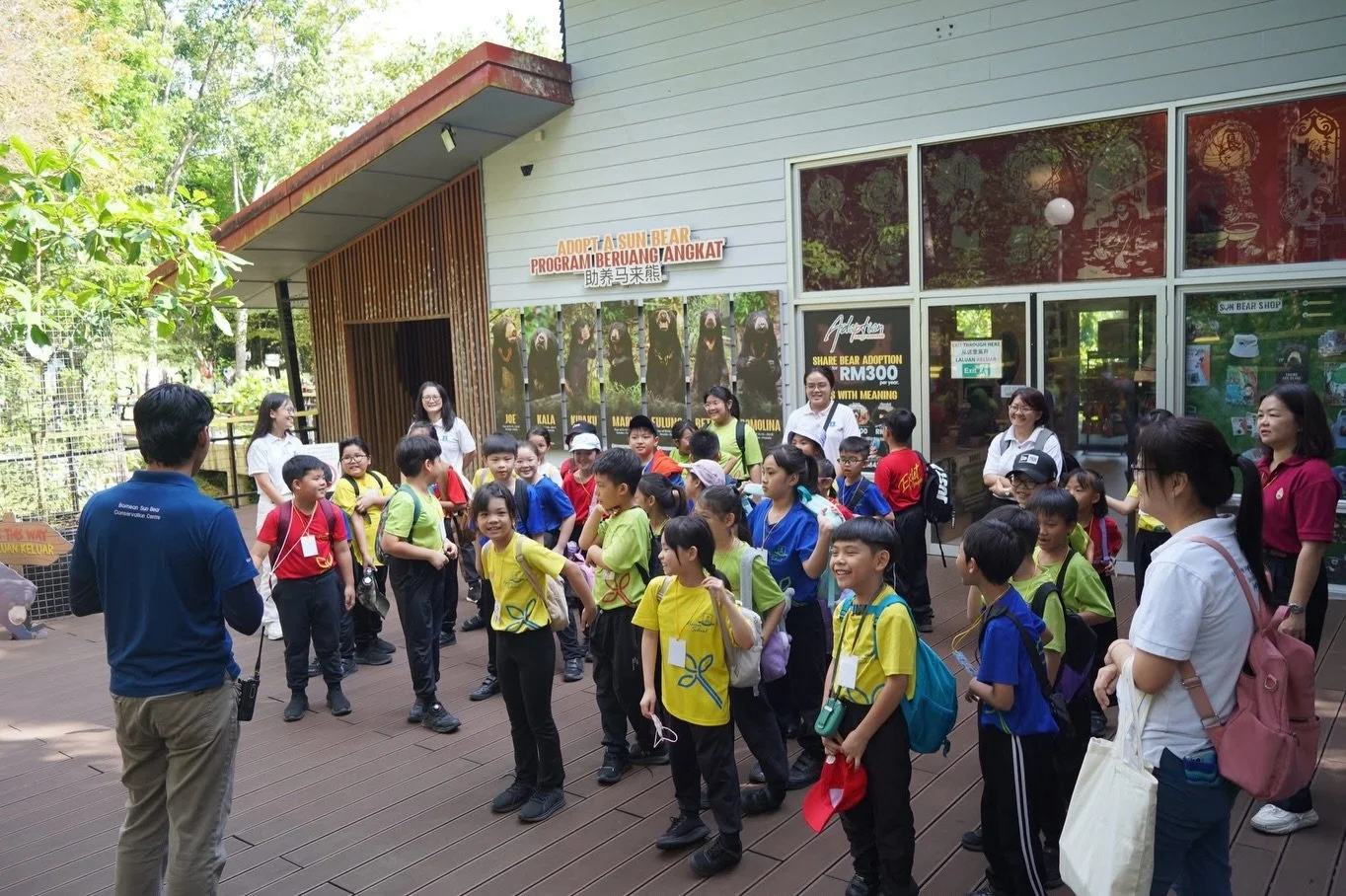 We received a visit from the Year 3 students from Vision School, Sandakan. They were assigned with task to observe the bears behaviours and spotting other animals in the Centre as a part of the learning session. This is a good start to train them to 