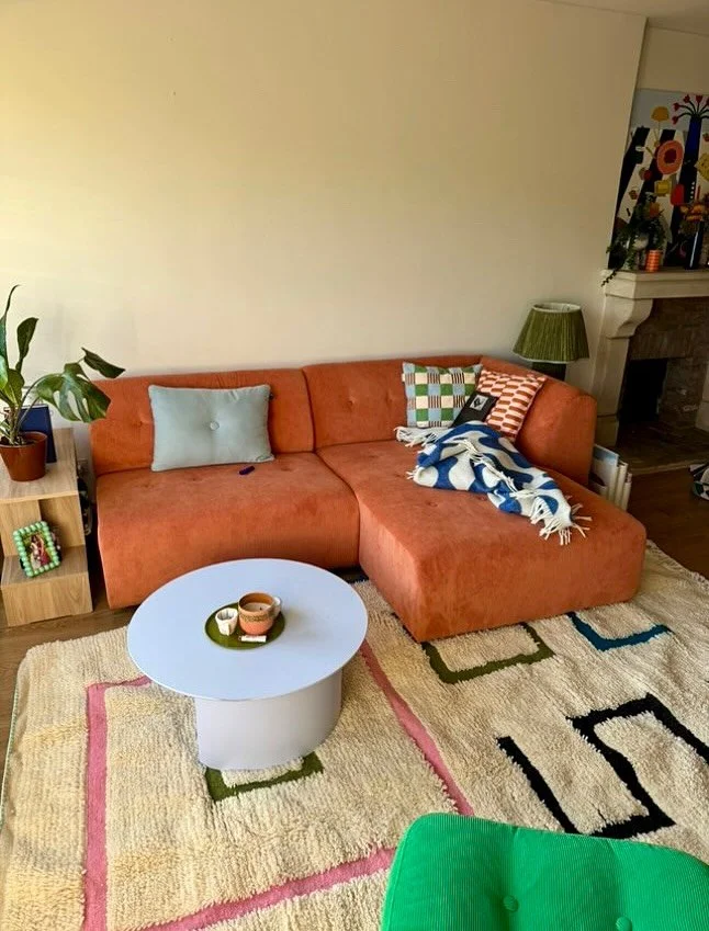 Life lately in onze Casa Coupure. Scroll zeker verder want onze kat Frango steelt de show 😂

1. Very happy customer @charlotte.vandaele. Love hoe ze mixt en matcht en nog lief is ook

2. Prepping het koetshuis voor het opendeurweekend

3. @carlacopp