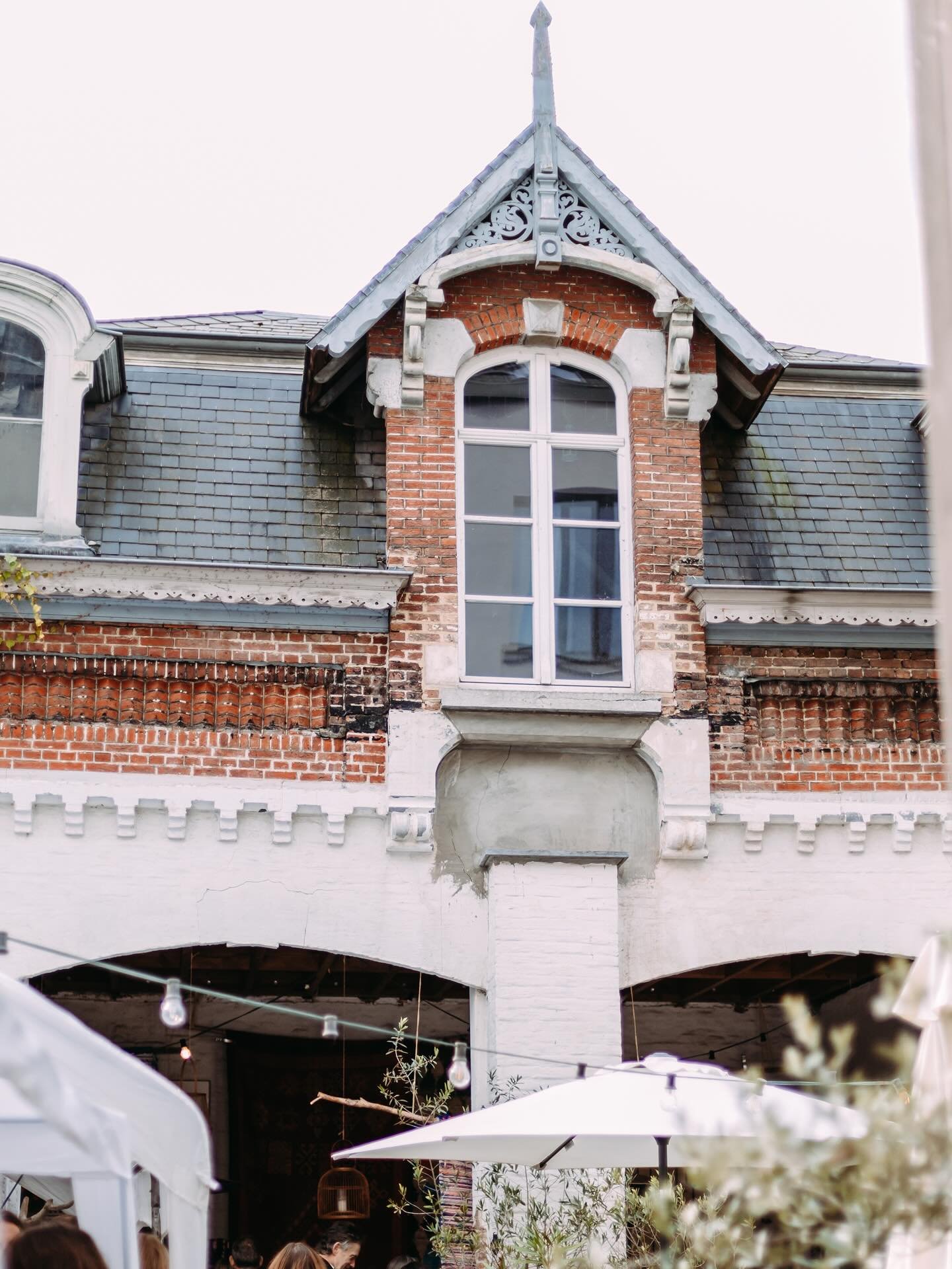 Het was liefde op het eerste zicht.  We wonen hier ondertussen meer dan 10 jaar en daar zijn we heel dankbaar voor. Het koetshuis is een fantastische plek en het is heel leuk om hier volk te ontvangen en onze Casa met jullie te delen. 
 
De opendeurw