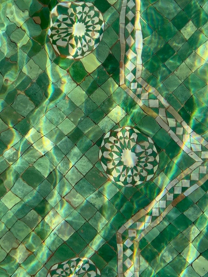 Waar we op letten als we gaan aankopen in Marokko? Op details, details, details! 

Alles wordt met de hand gemaakt in Marokko dus dat zorgt vaak voor een verrassend resultaat: het mooiste lijntje aan de rand van een tapijt, kleurrijke flosjes, de com