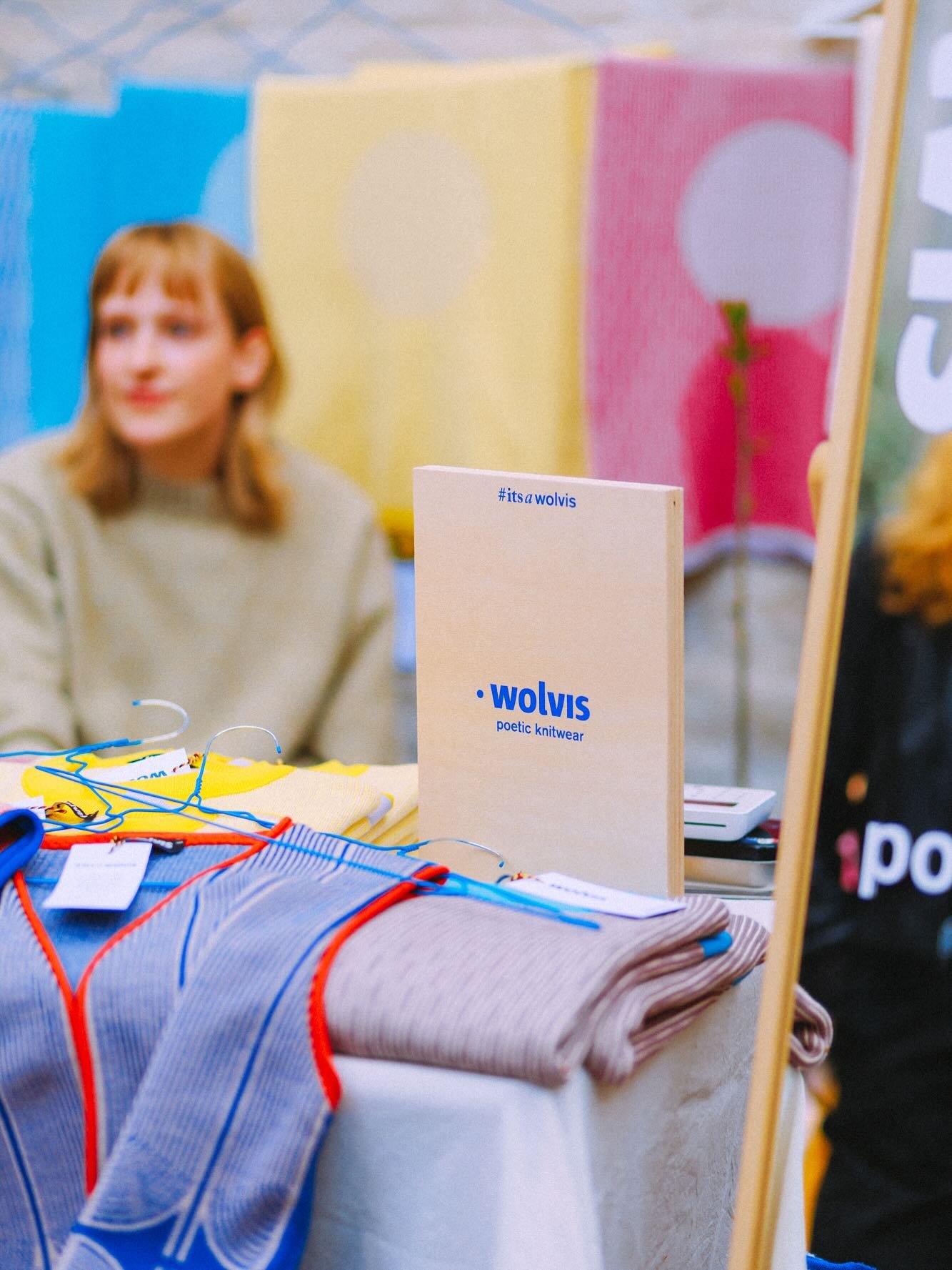 Meet de standhouders die er dit weekend bij zijn! Dat wordt weer de leukste kerstmarkt van Gent. Come by and say hi 👋 zaterdag 6 &amp; zondag 7/12, 11 am - 6 pm

@wolvis.be 
@joliendeveltere 
@mitojforever 
@adwooddesigns2025 
@le_botaniste_be 
@rai