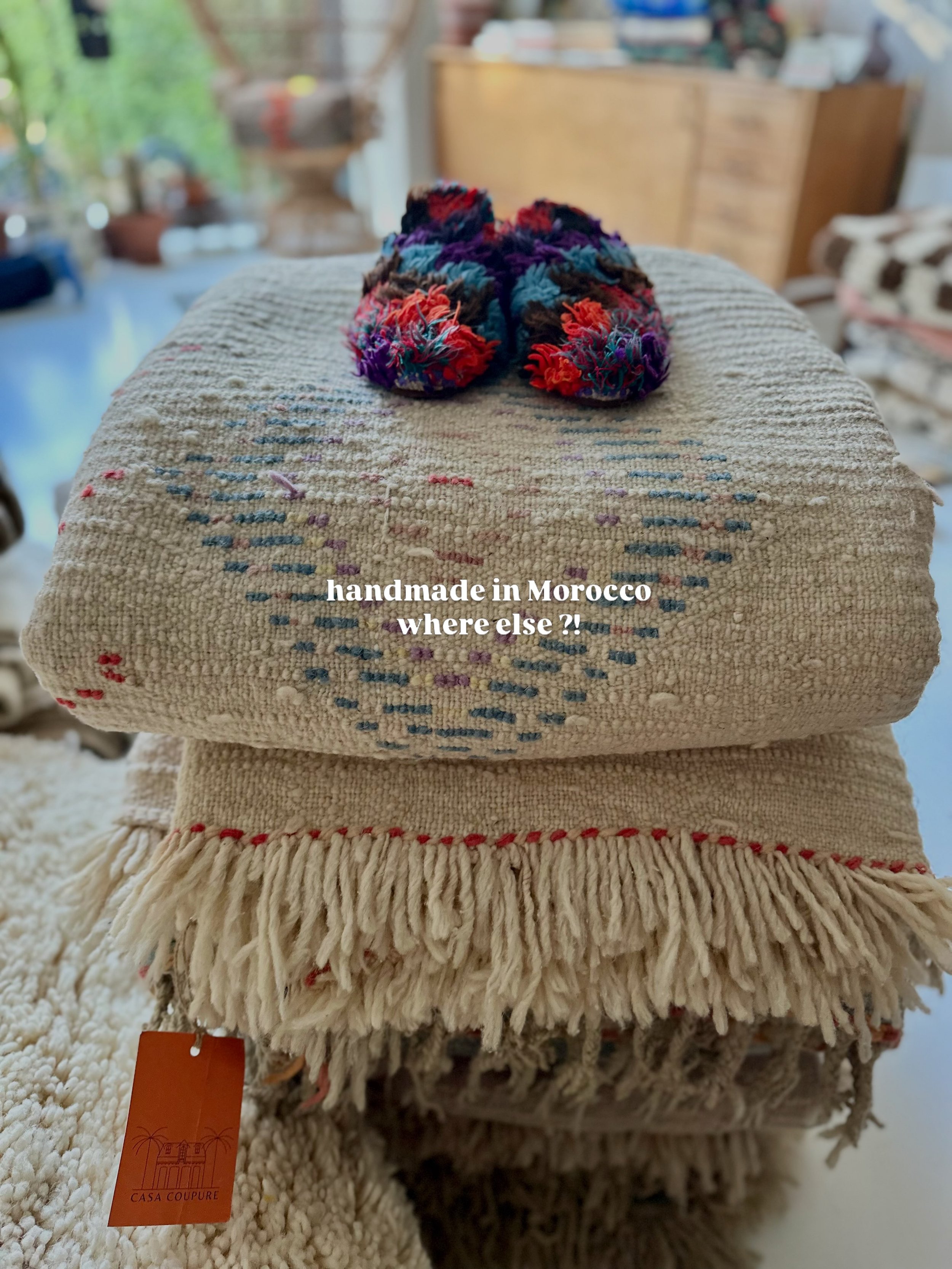 Handmade is the New Luxury!  Haal een authentiek kunstwerk in huis, met franjes aan &eacute;&eacute;n kant want dat komt door de manier waarop een tapijt op het weefgetouw wordt gestart &amp; afgewerkt

Kom eens iets halen om thuis uit te testen, ja 