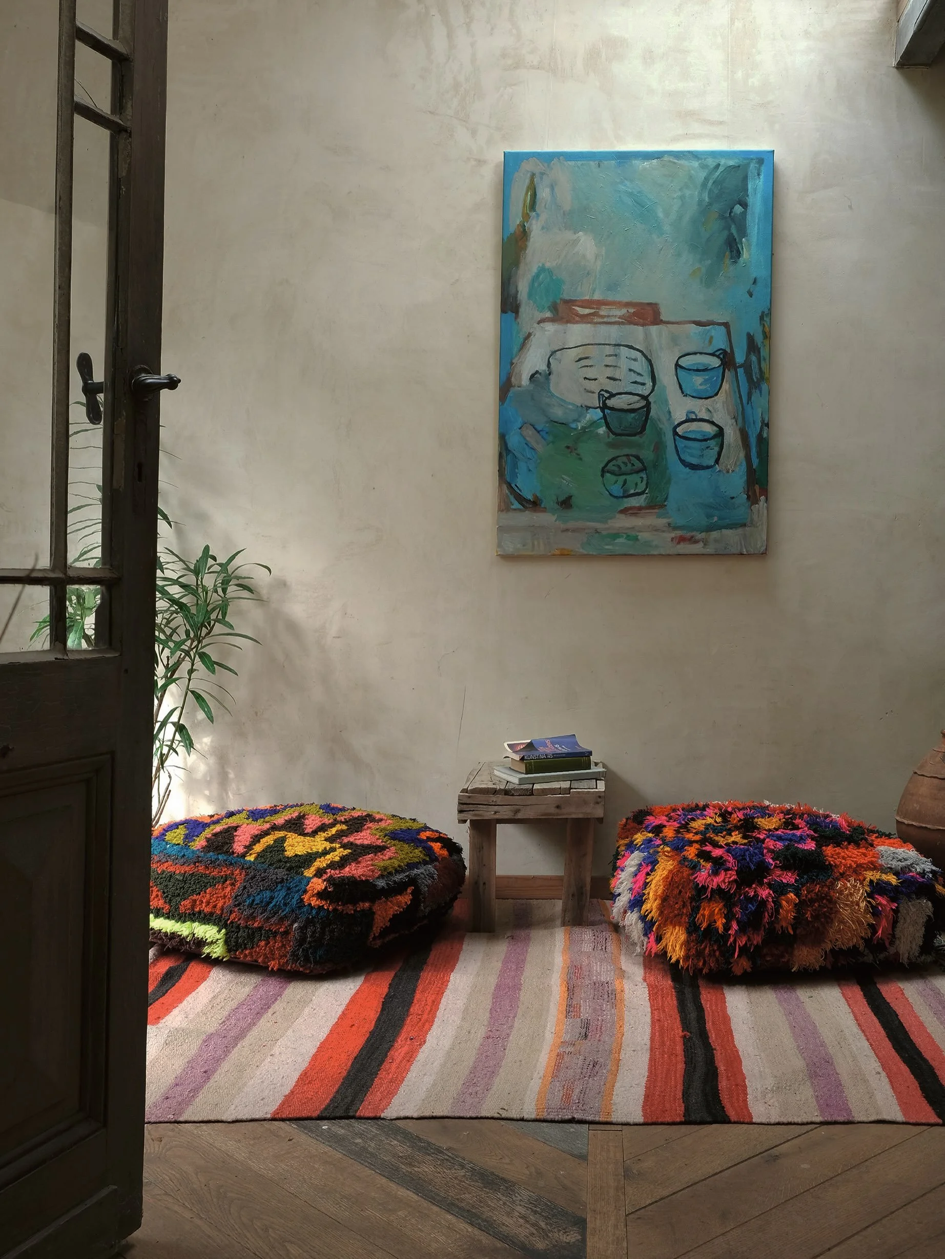 AT YOUR PLACE: binnenkijken in het prachtige huis van kunstenaar @wim_baes_atelier. Wim woont vlakbij ons en knows how to mix &amp; match, een uniek interieur in een uniek pand dat hij helemaal zelf gerenoveerd heeft.

In de souterrain is er een mooi