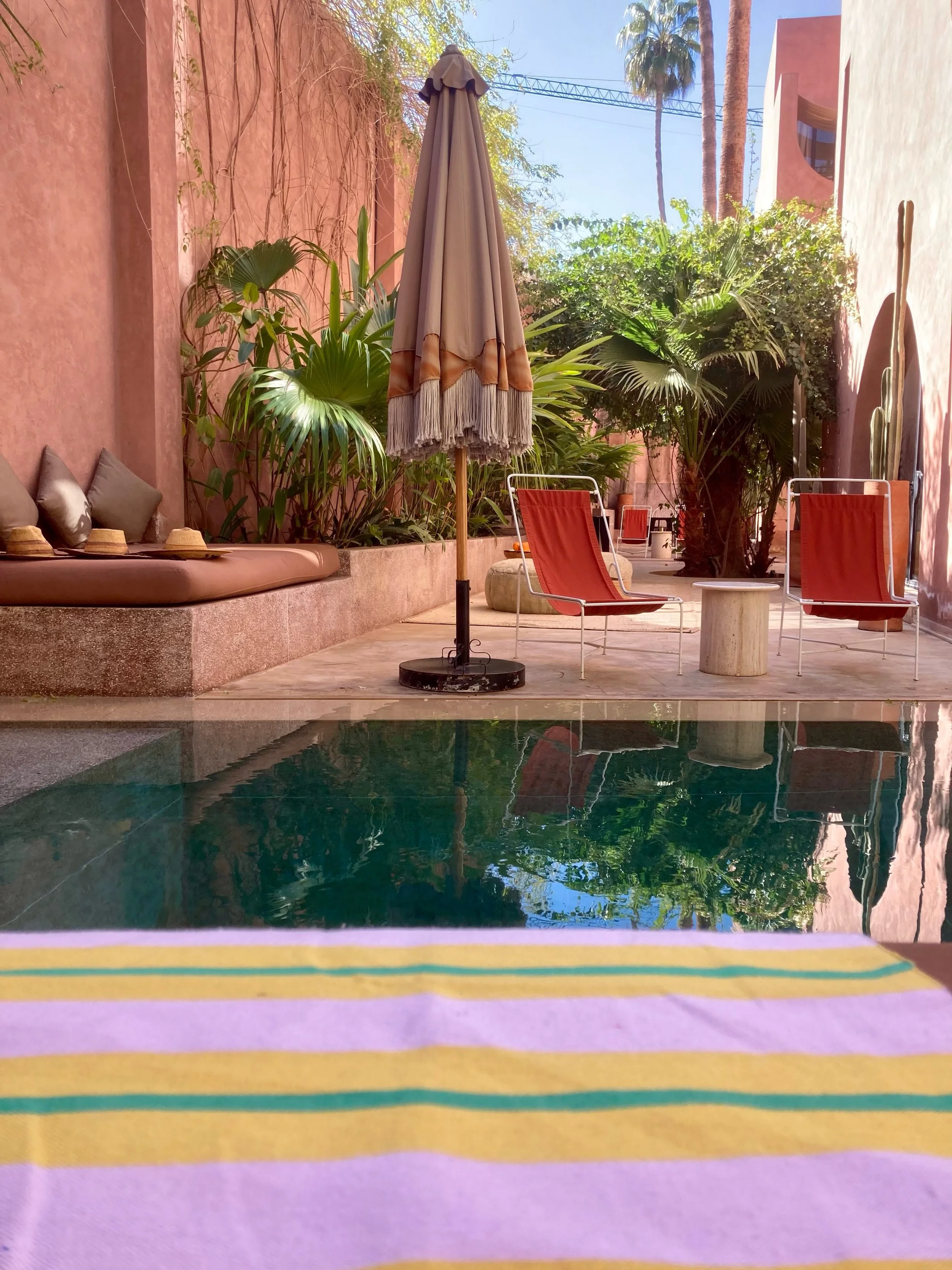 Het ideale cadeau! De fouta&rsquo;s van @maghribimood, nu ook te koop in het mooiste hotel van Marrakech @maisonbrummell 

Fouta? Dat is strandlaken, tafelkleed, sauna doek, zomers tapijtje, picknickdeken &amp; pareo all in one.

Geweven door mannen 