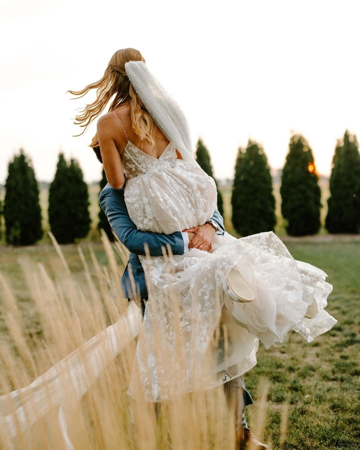 Just waiting on those summer sunsets 🙌🏼
@ashery_lane providing the best backdrops and spaces to capture some juicy golden hour moments
⠀⠀⠀⠀⠀⠀⠀⠀⠀
📷 @whitneyabrahamson 
.
.
#bride #mnbride #mnevents #weddingplanner #weddingseason #bridal #weddingins