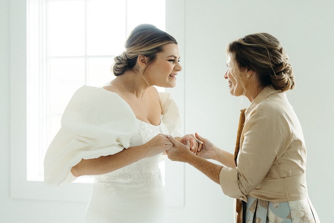 We mothers stand still, so our daughters can look back to see how far they&rsquo;ve come.&rdquo; - Barbie 
⠀⠀⠀⠀⠀⠀⠀⠀⠀
To the Mommas, in whatever season that looks like for you, we see you 🫶🏼
.
📷 @kellyrussophoto 
.
#bride #mnbride #mnevents #weddin