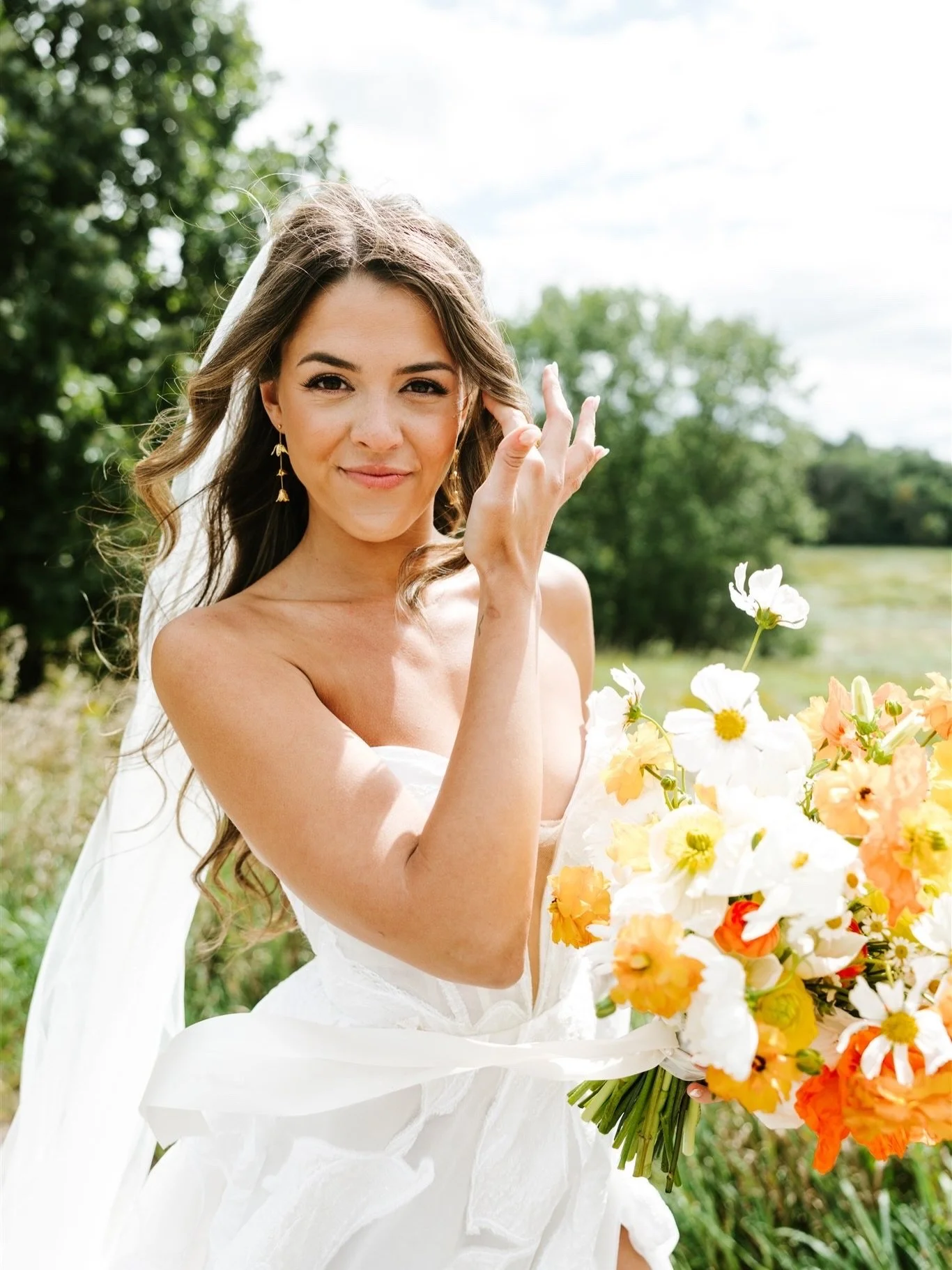 Surviving the cold days one colorful bouquet at a time 😍 This is the first time I got to do a color palette like this one and I&rsquo;m so happy that @photographybyabbylynn leaned into trying something she&rsquo;s never seen before- being a wedding 