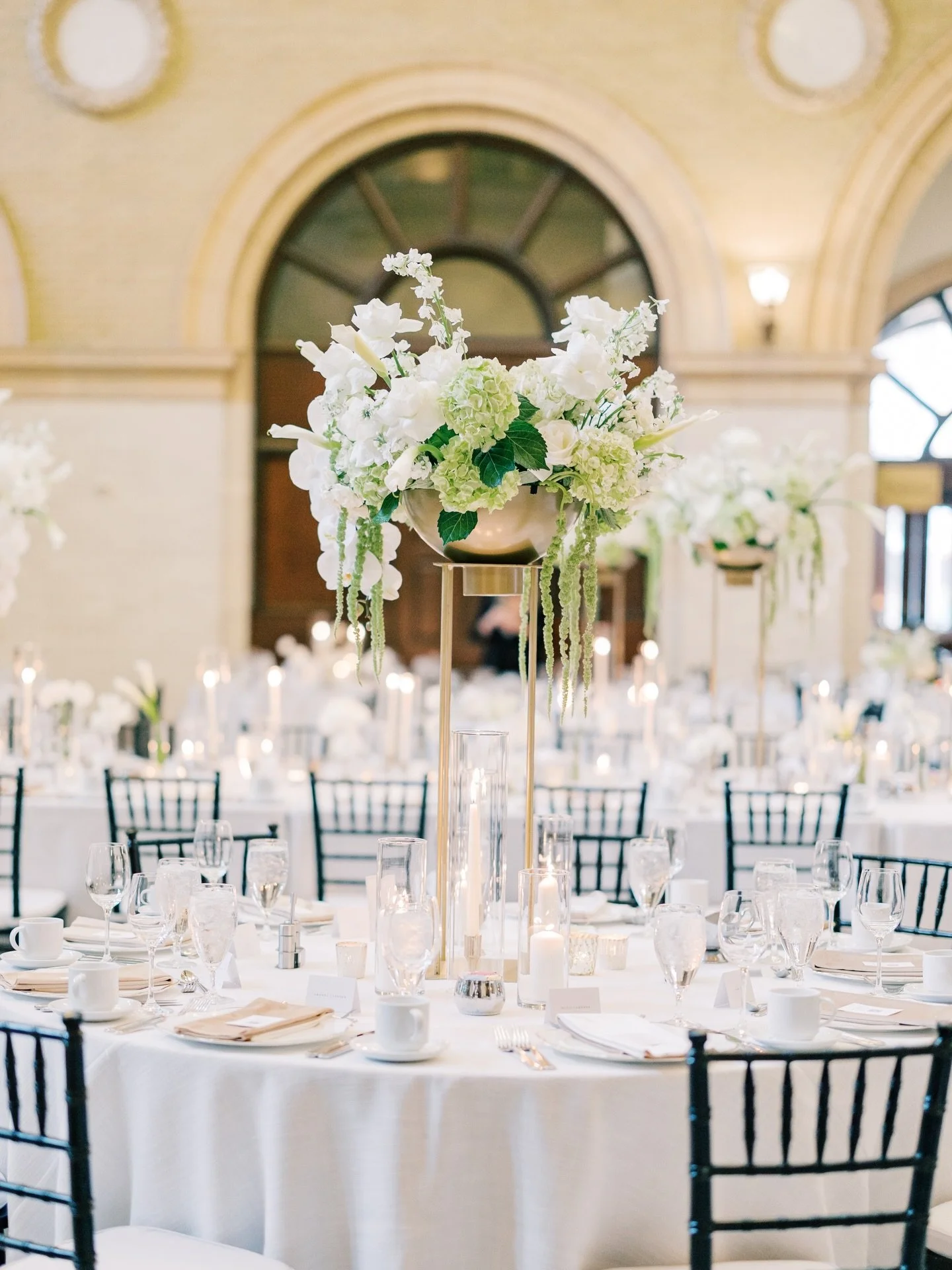 Repurposing floral is the quickest way to save money on your budget followed by cutting your guest list AND cutting your bridesmaid count. Just make sure it makes sense. Ways you CAN&rsquo;T repurpose floral
⠀⠀⠀⠀⠀⠀⠀⠀⠀
❌ moving floral to anywhere duri